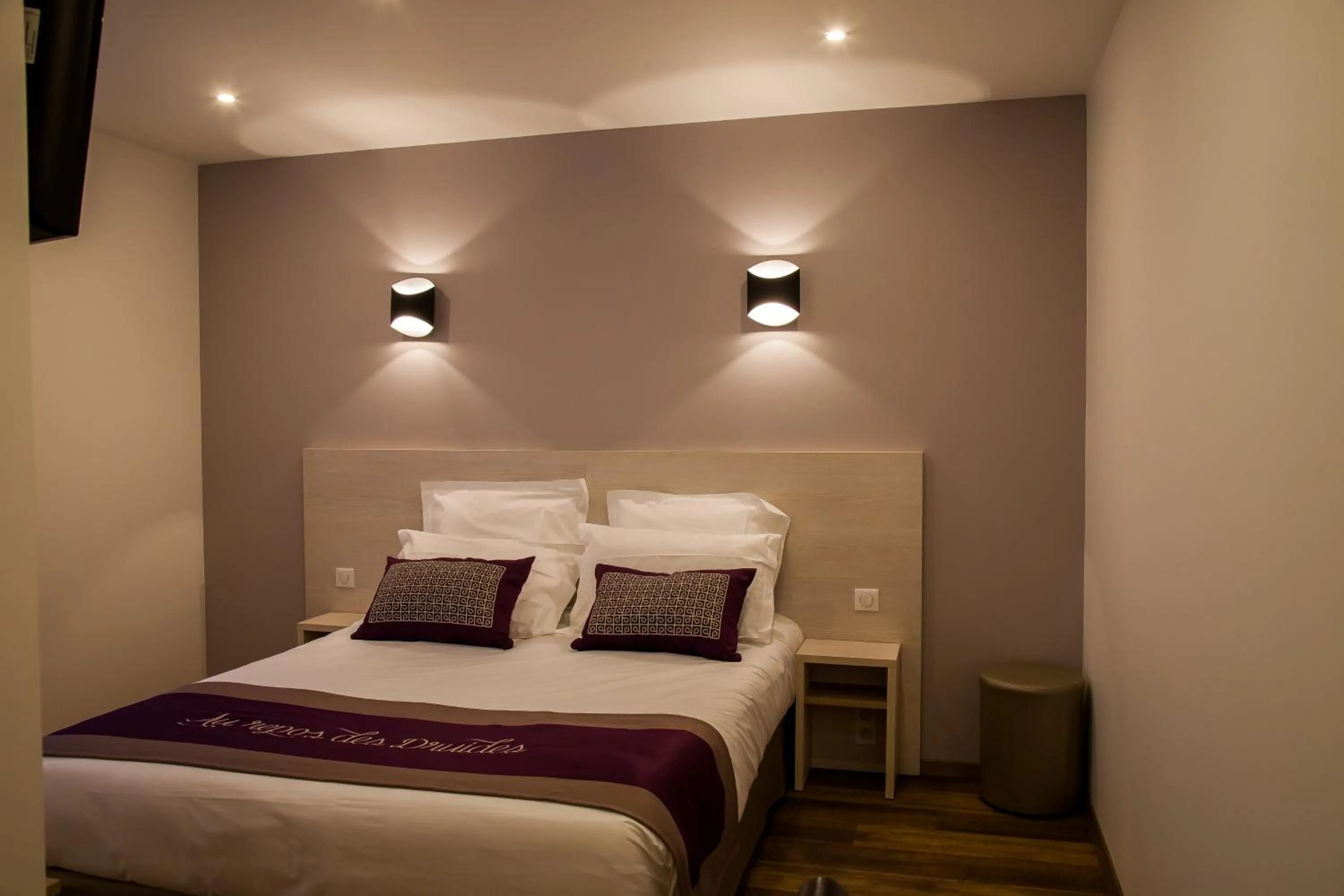 Bedroom, Bed in The Originals City, le Relais des Carnutes Brezolles Verneuil sur Avre