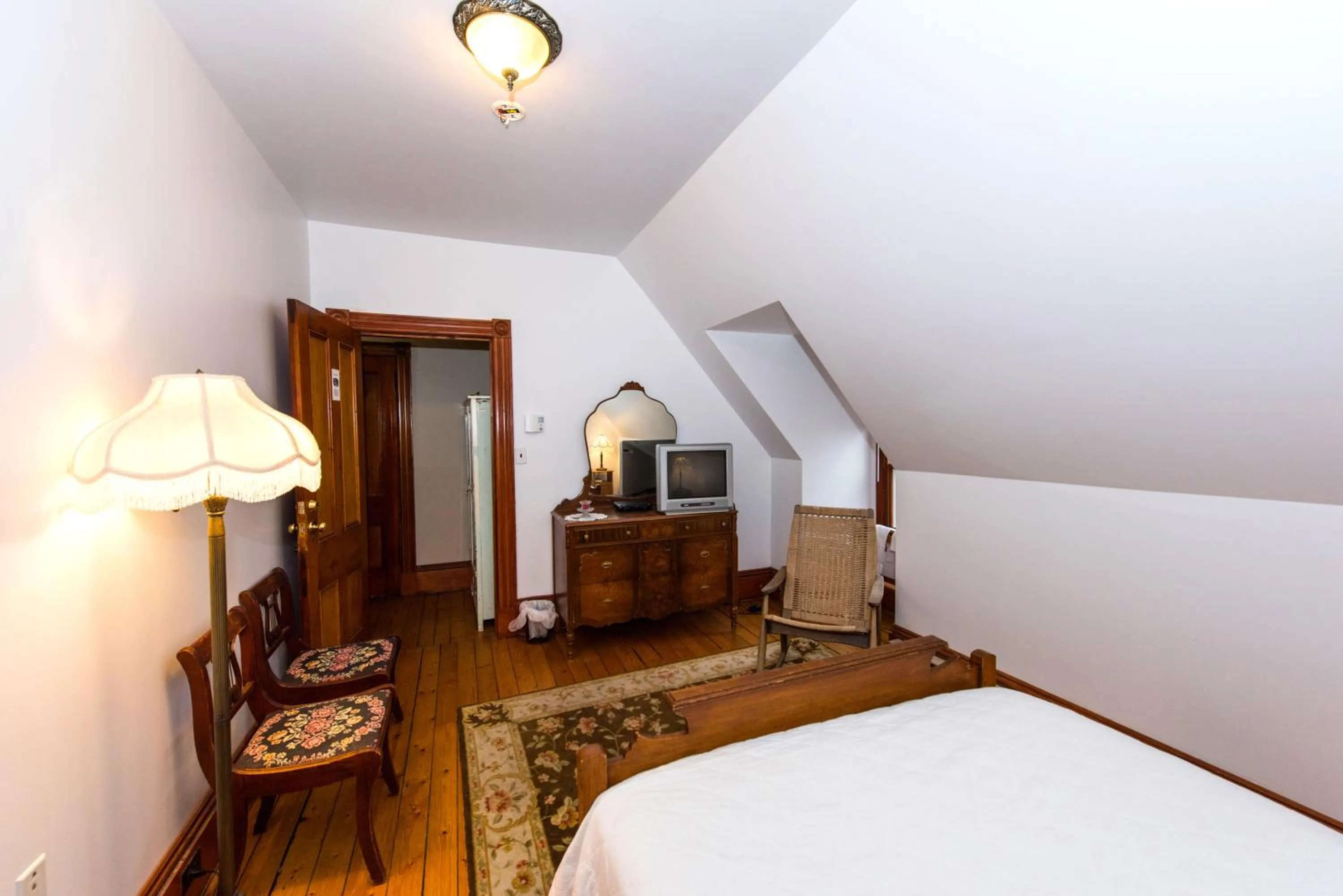 Photo of the whole room in Le Griffon