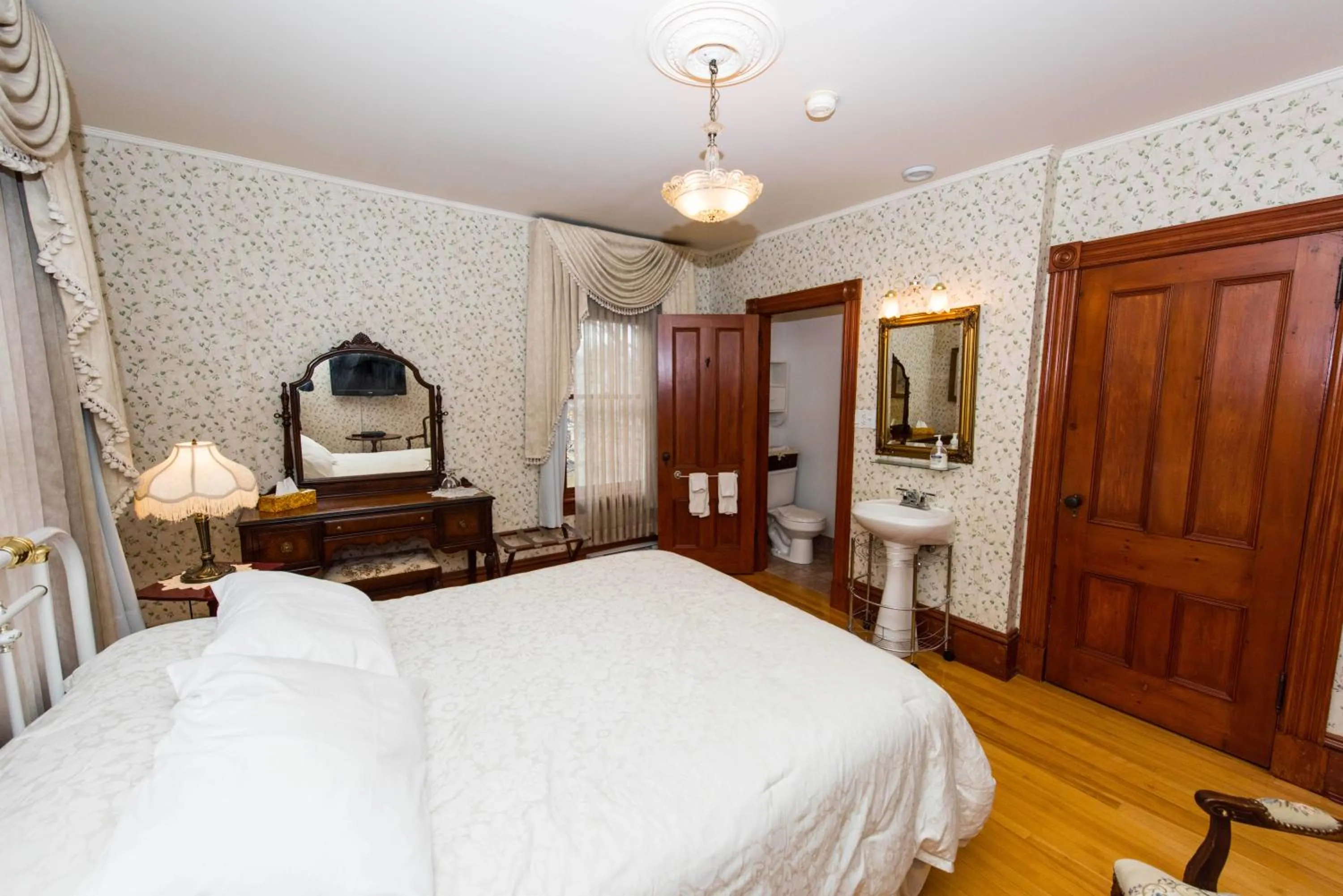 Photo of the whole room in Le Griffon