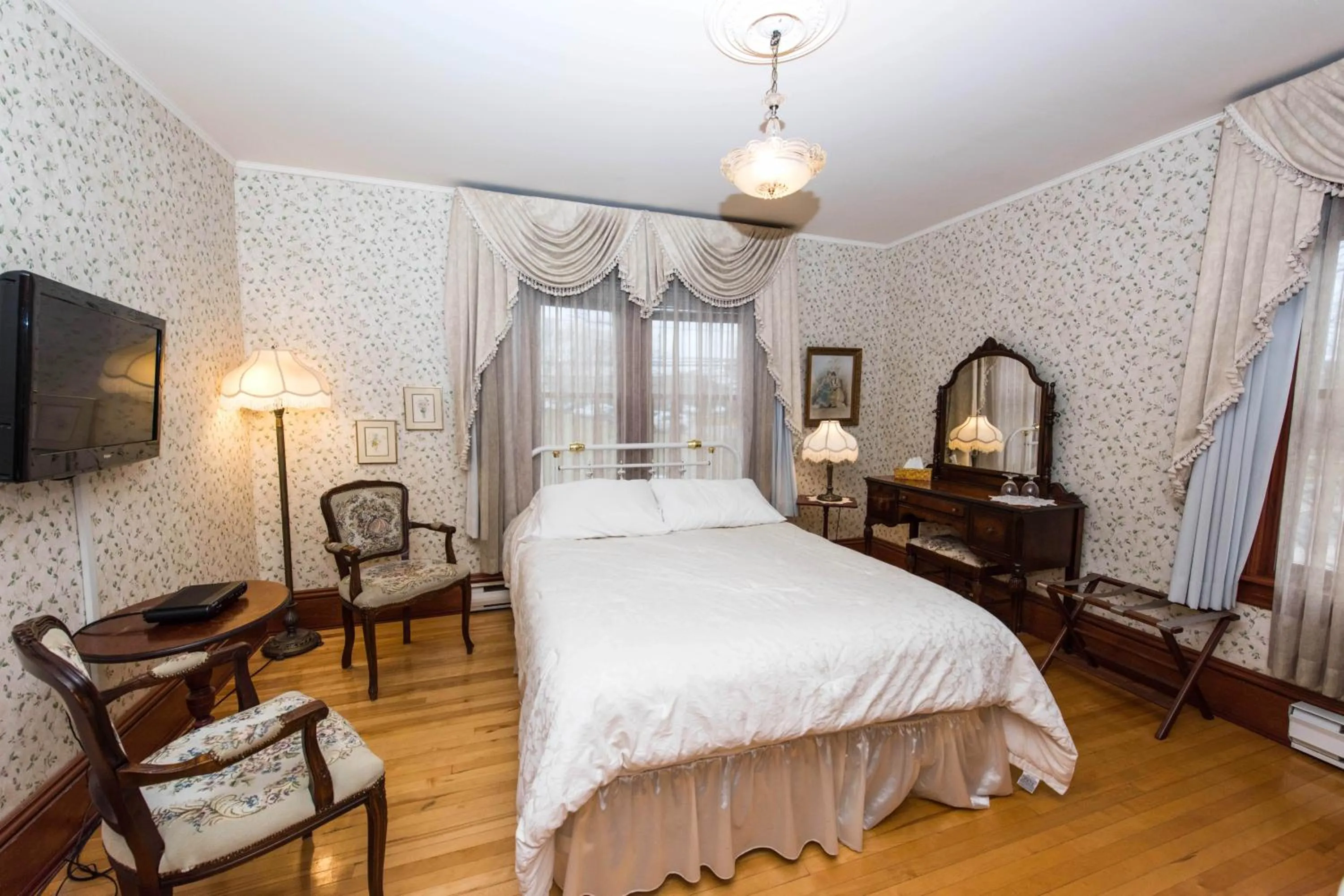 Photo of the whole room in Le Griffon