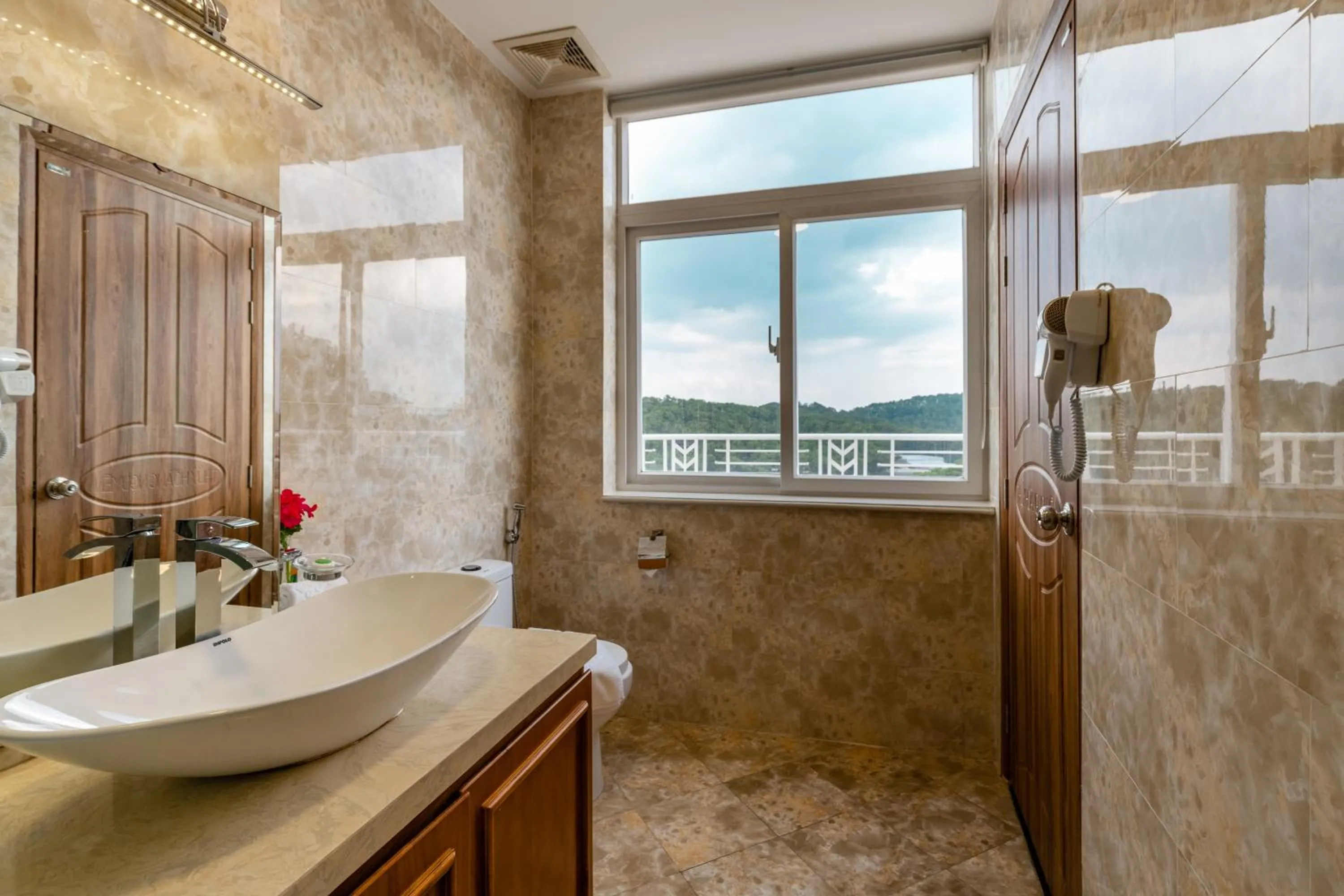 Shower in Thuy Hoang Nguyen Resort & Spa