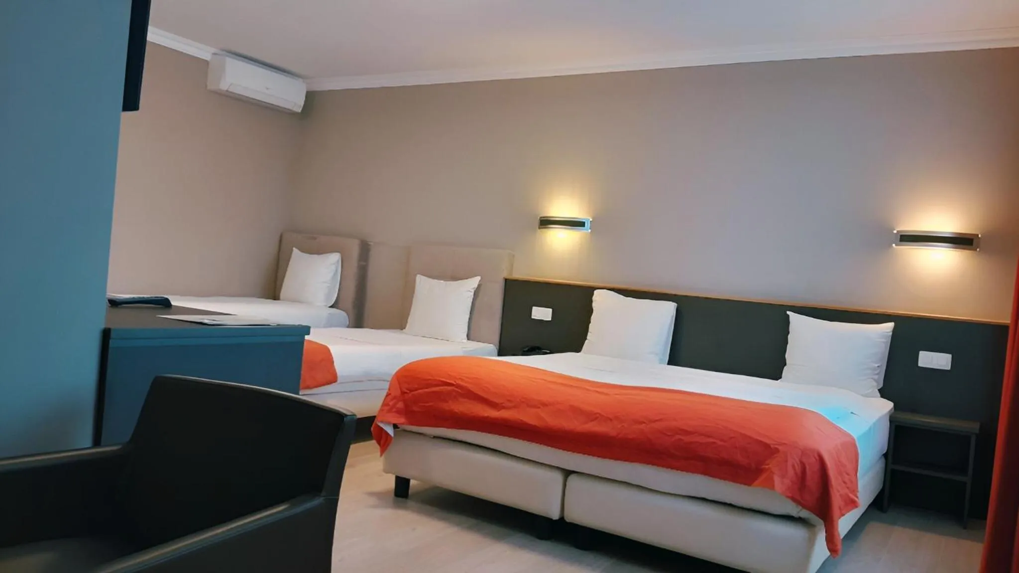 Photo of the whole room, Bed in Hotel Taormina Brussels Airport