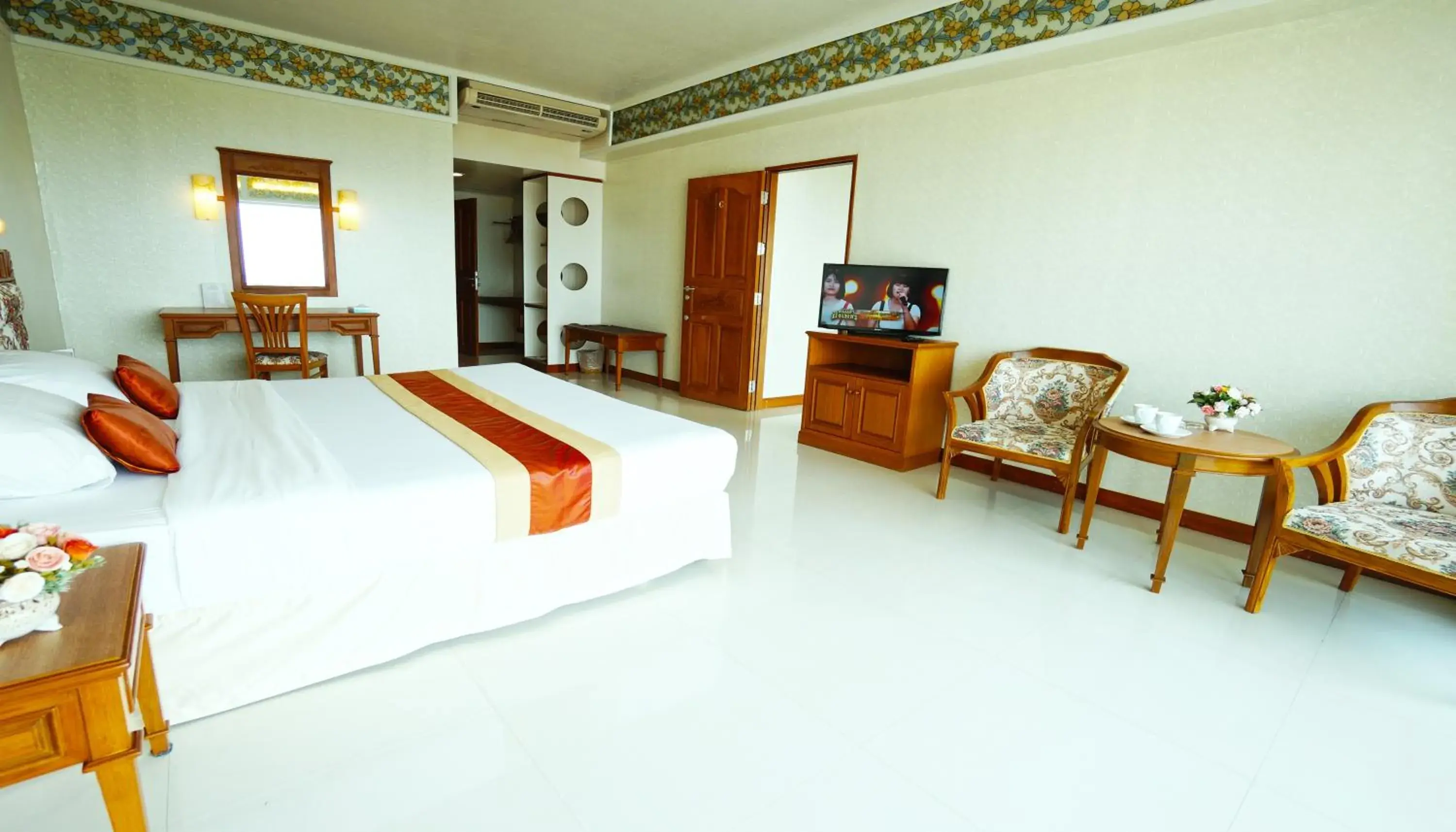 Photo of the whole room, Bed in Pattaya Park Beach Resort (SHA Extra Plus)