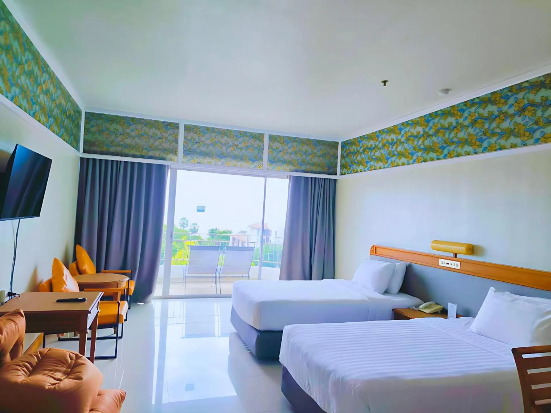 Bed in Pattaya Park Beach Resort