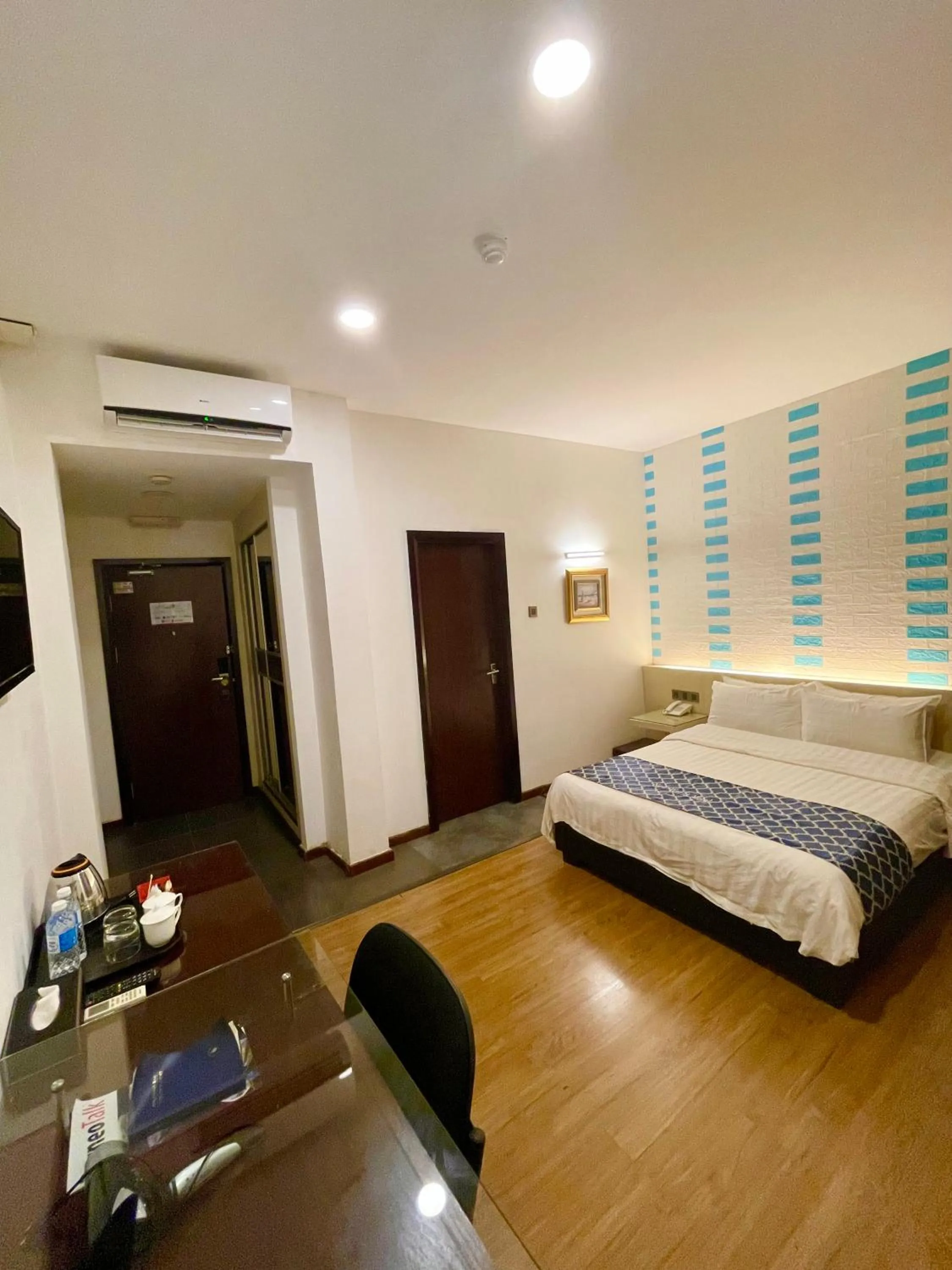 Photo of the whole room, Bed in New World Express Motel