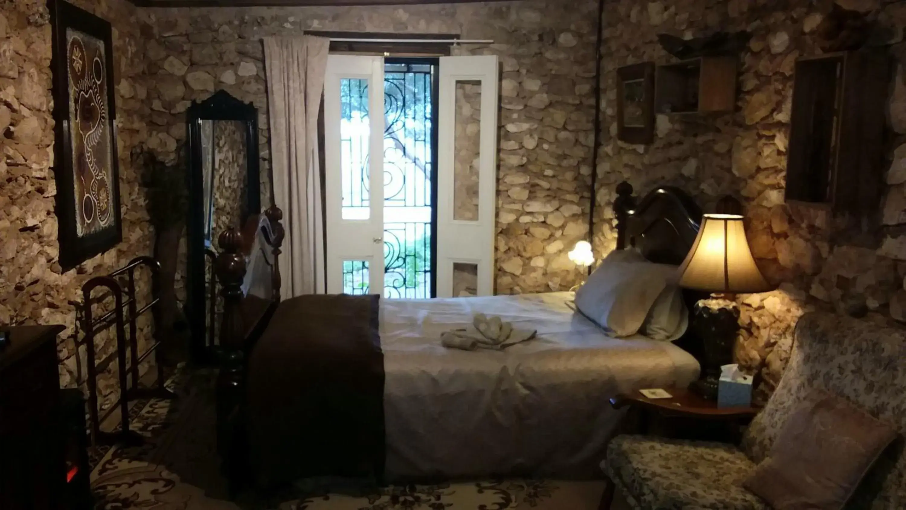 Double Room with Shared Bathroom - single occupancy - The Old Workshop in A La Folly The Retreat Double Room with Shared Bathroom - single occupancy - The Old Workshop in A La Folly The Retreat