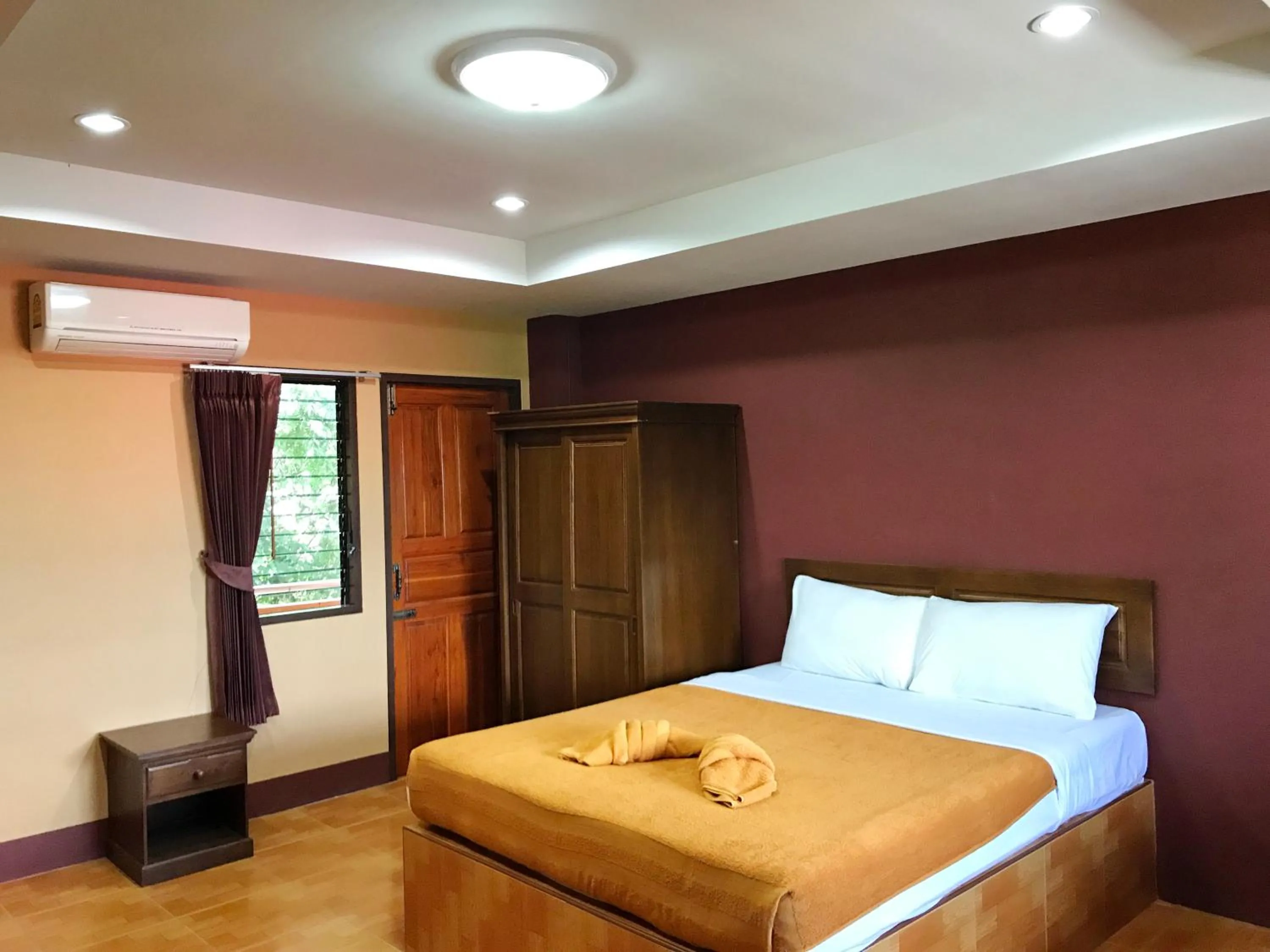 Photo of the whole room, Bed in Khwanruen Fishing Resort