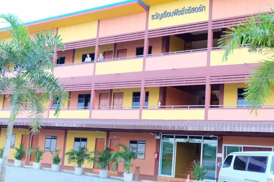 Property building in Khwanruen Fishing Resort Property building in Khwanruen Fishing Resort