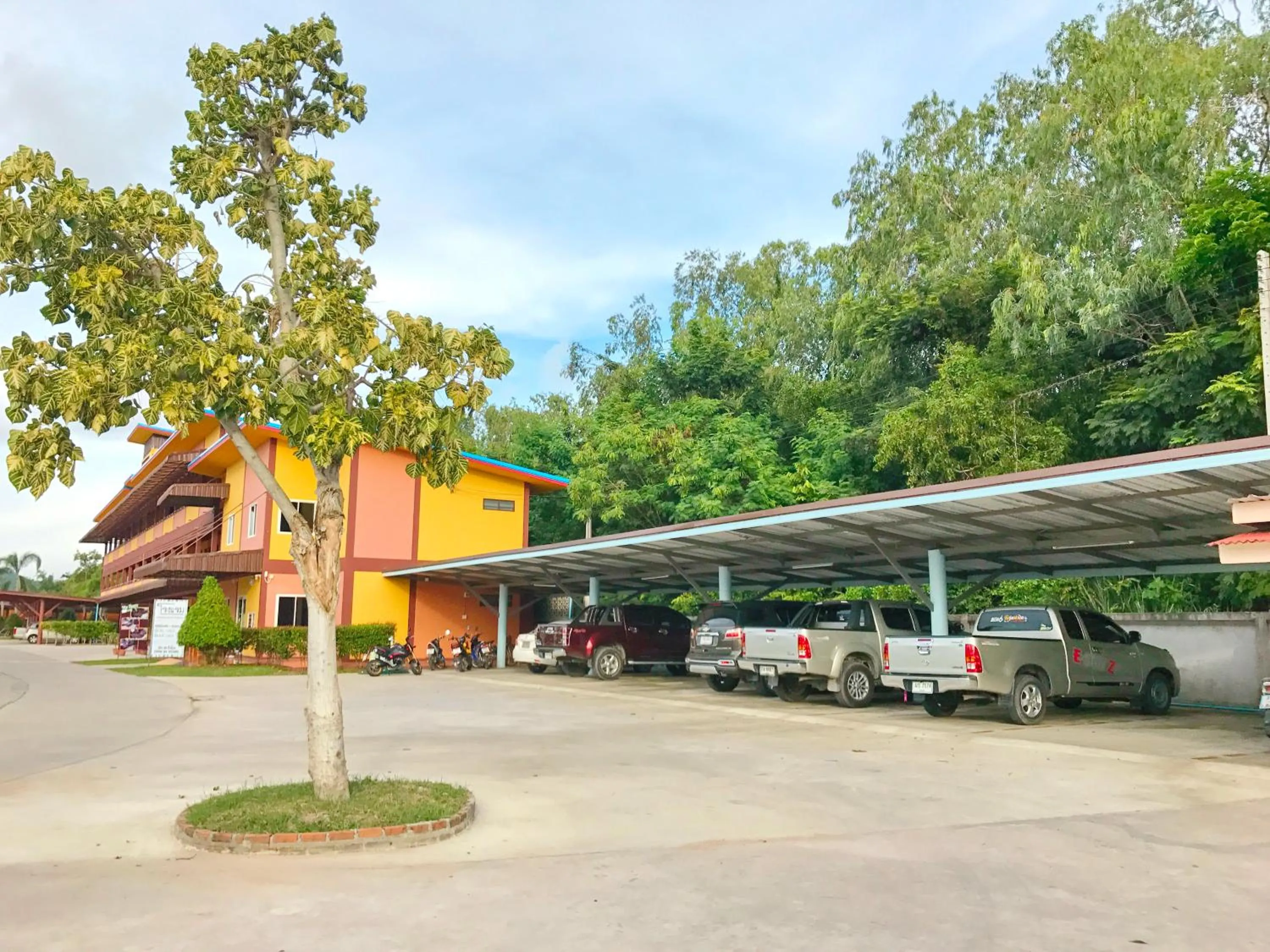 On site in Khwanruen Fishing Resort