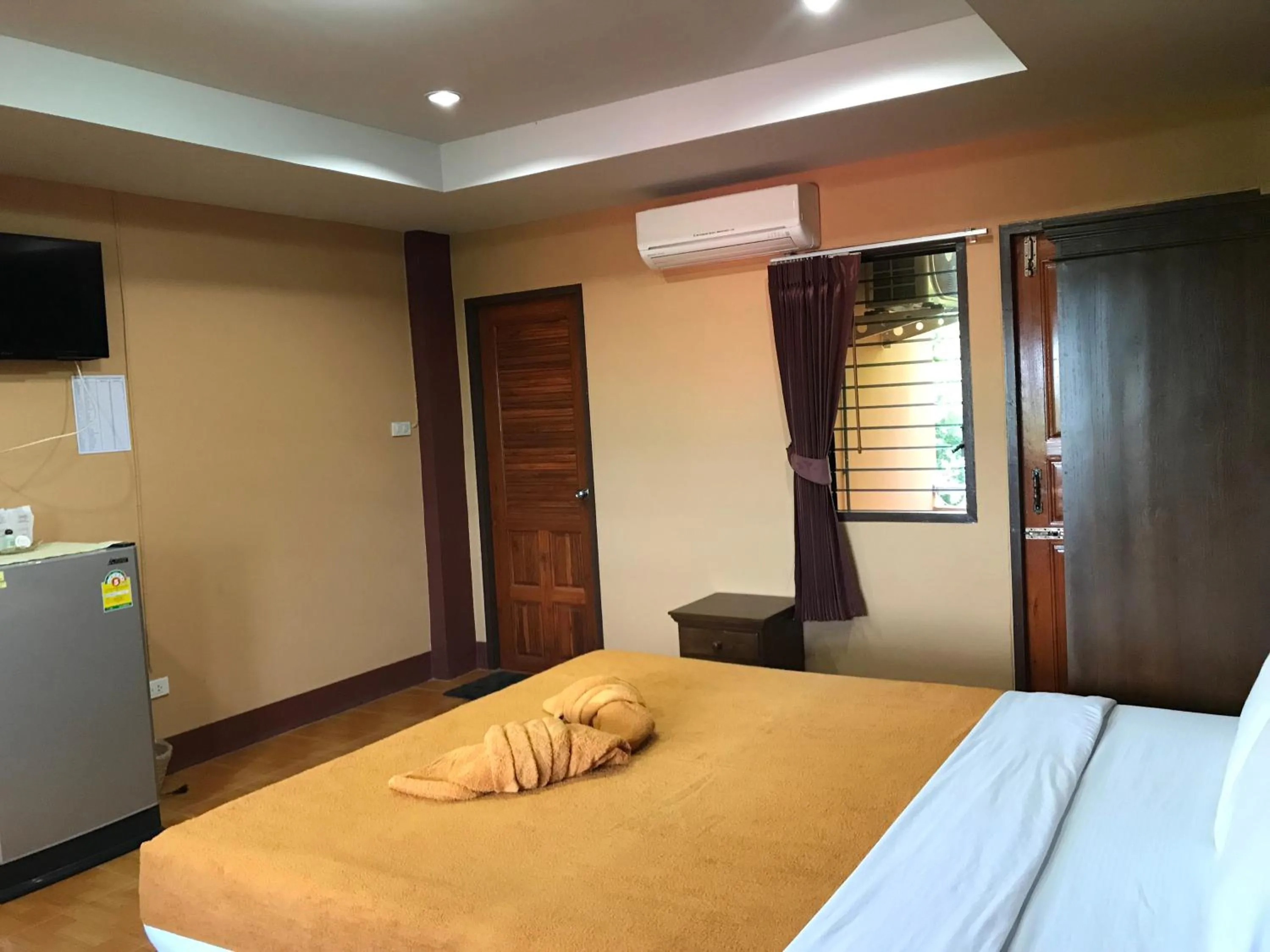 Photo of the whole room, Bed in Khwanruen Fishing Resort