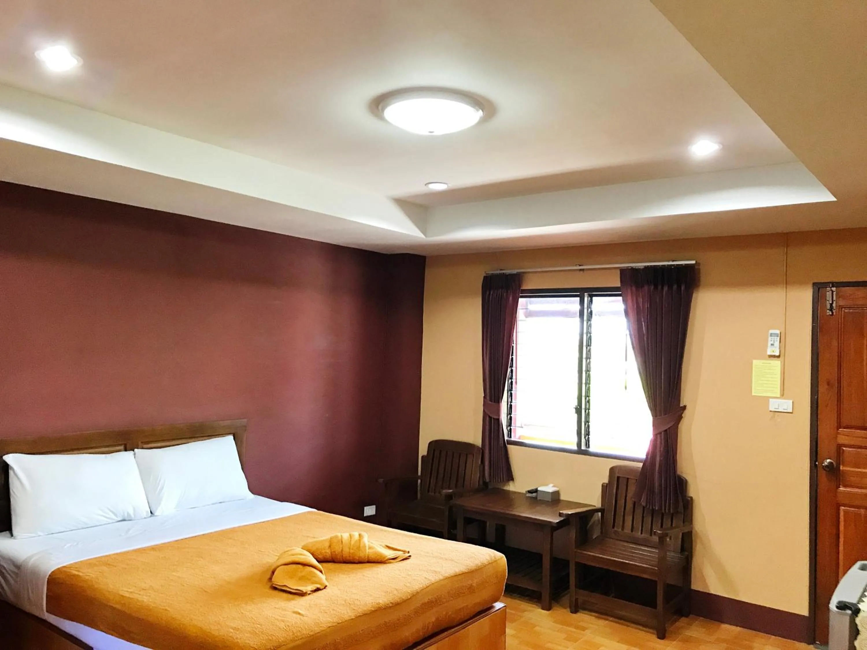 Photo of the whole room, Bed in Khwanruen Fishing Resort