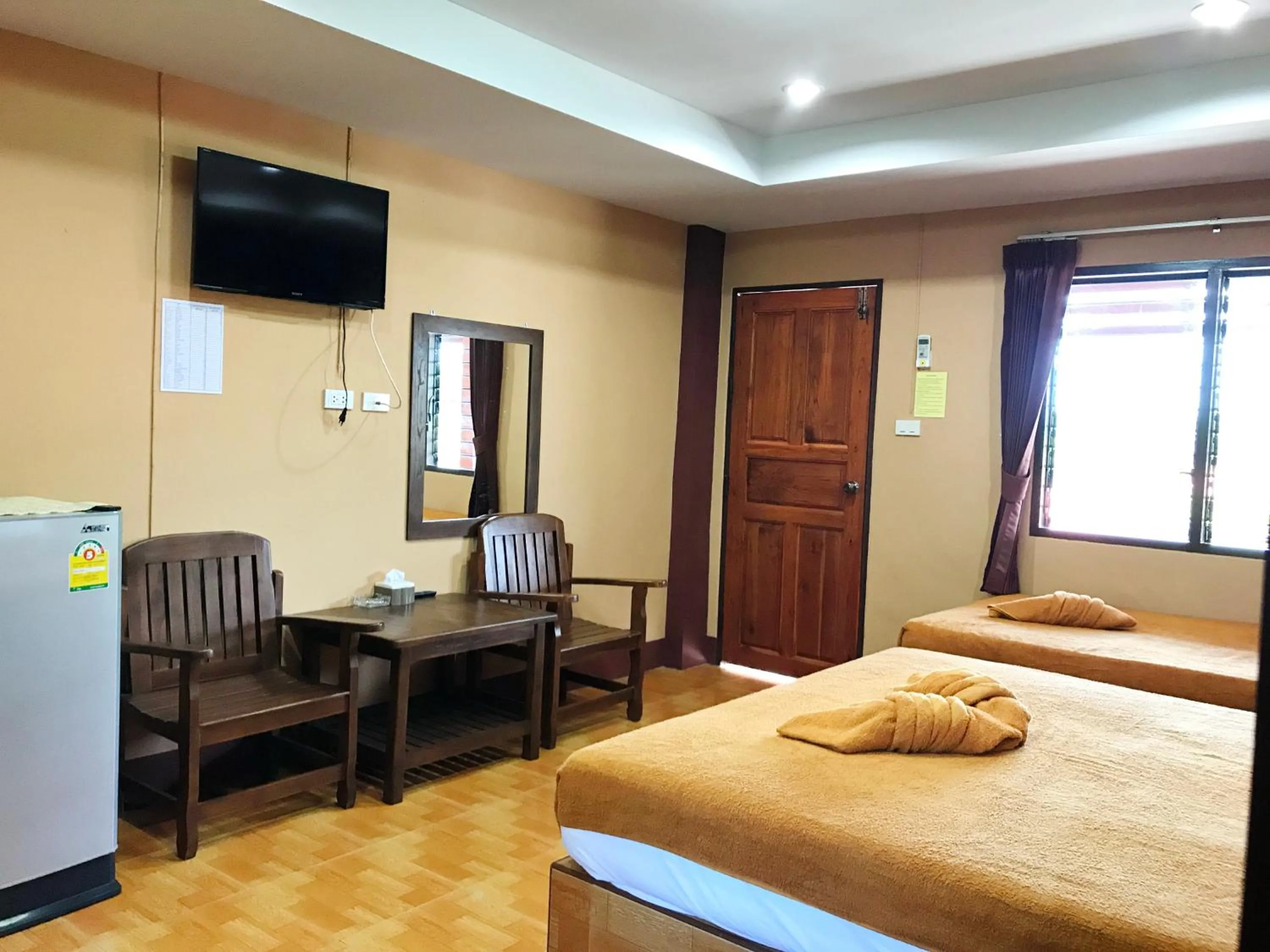 Photo of the whole room, Bed in Khwanruen Fishing Resort