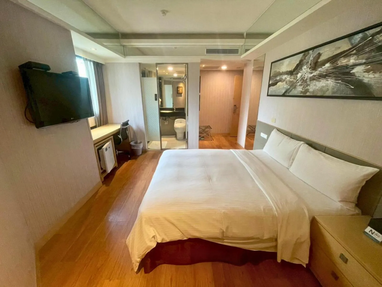 Photo of the whole room, Bed in Delton Hotel