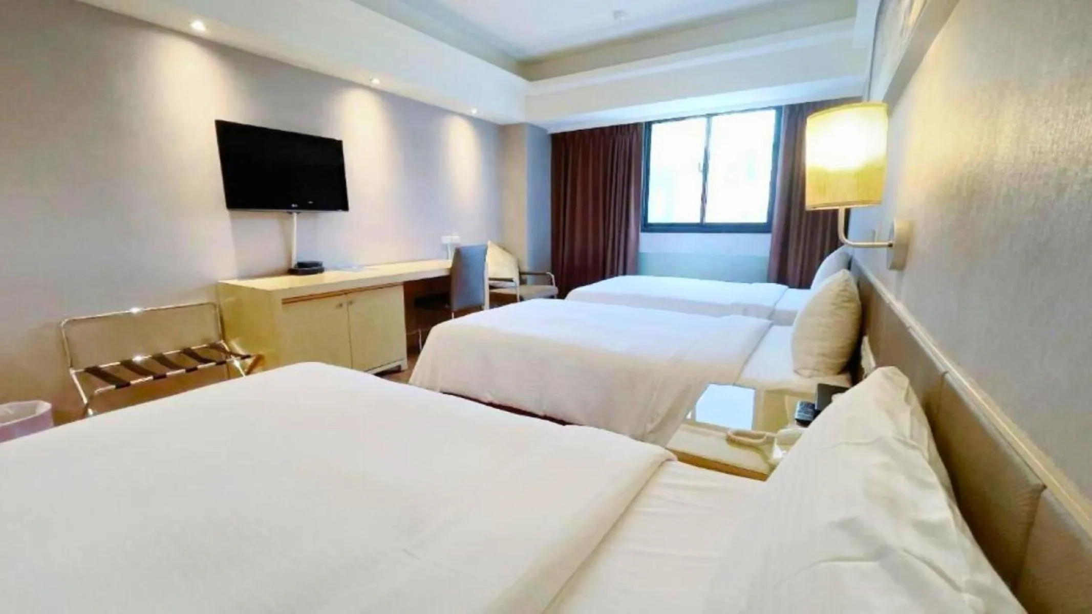 Photo of the whole room, Bed in Delton Hotel