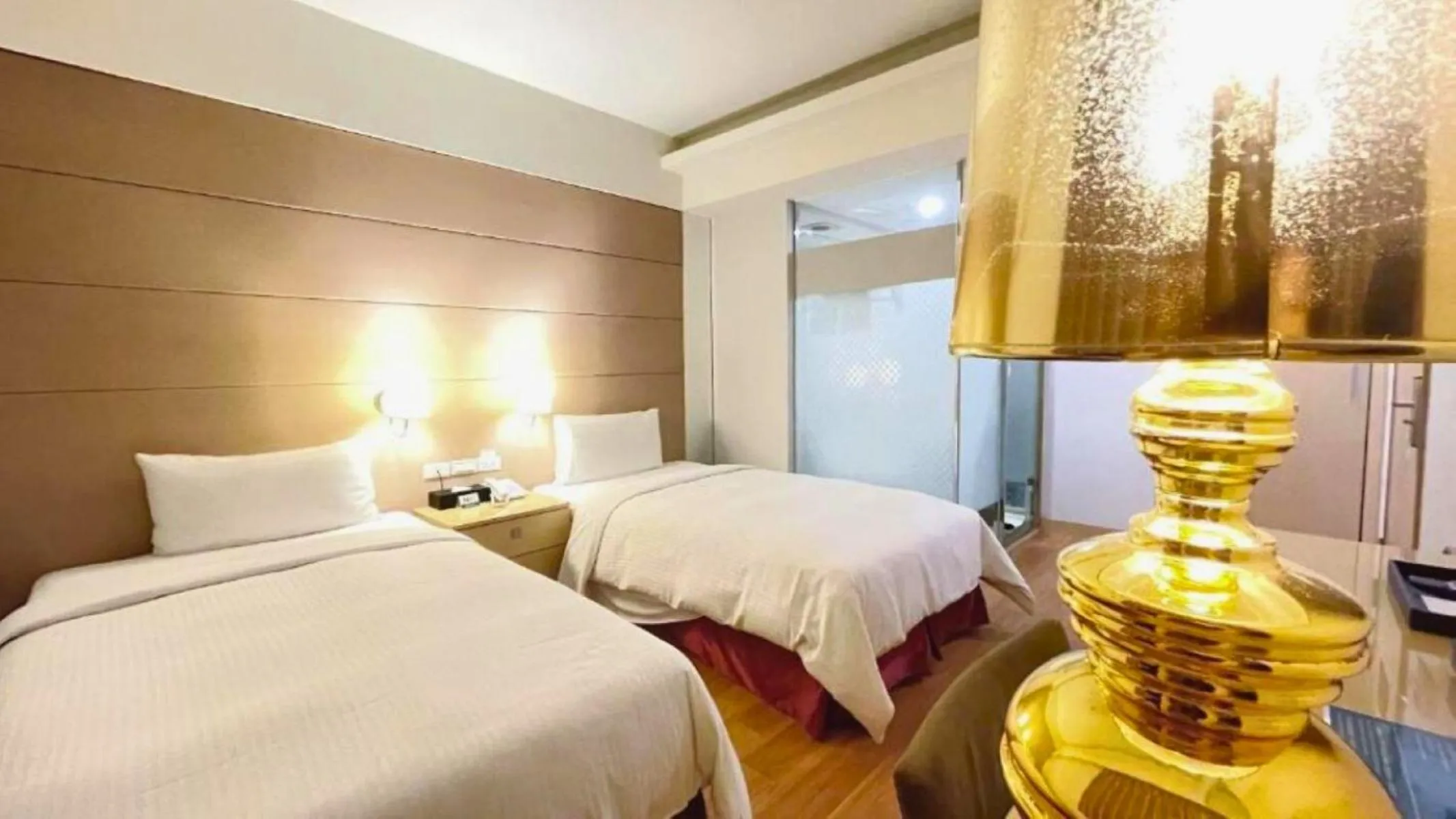 Photo of the whole room, Bed in Delton Hotel