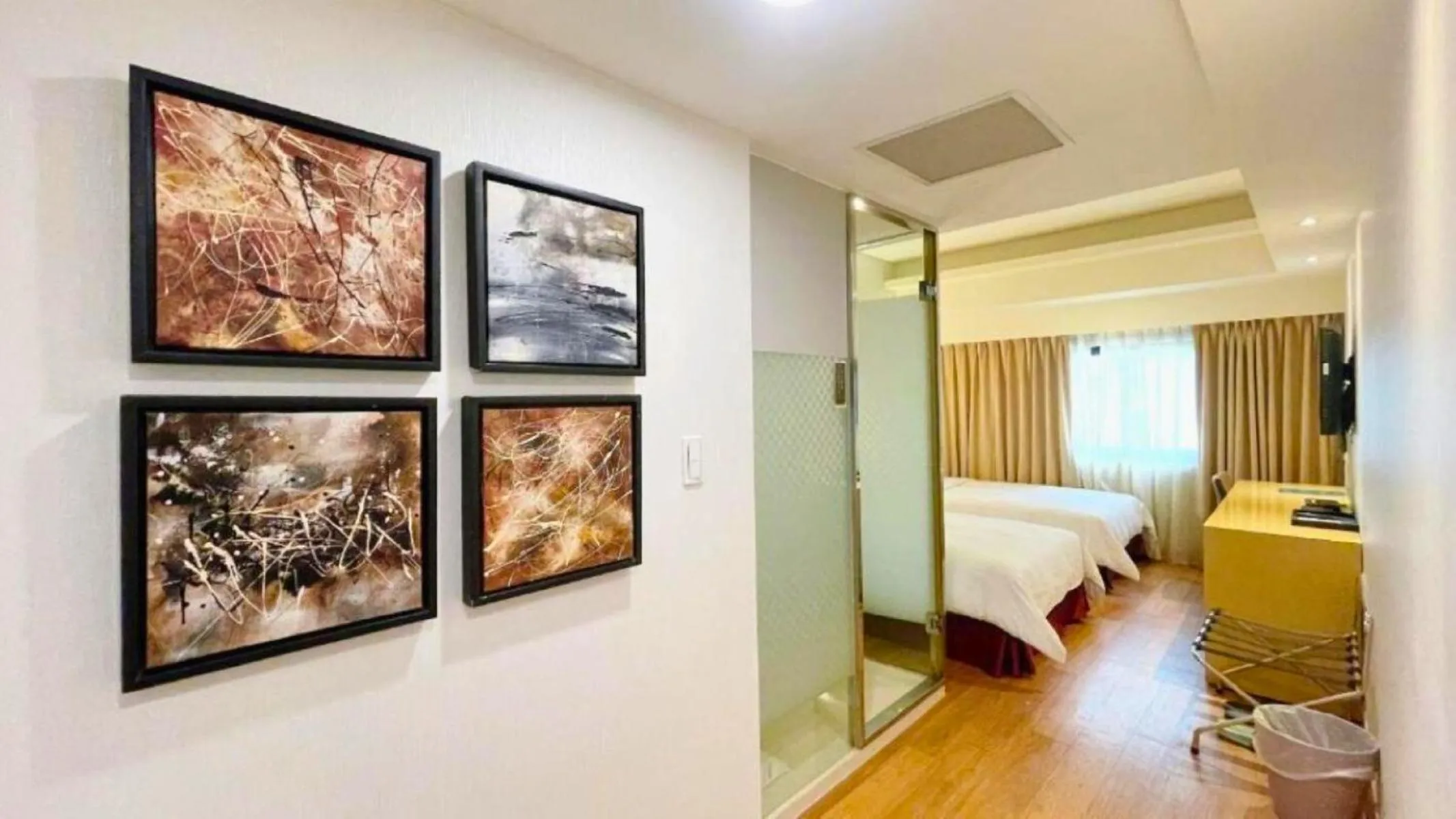 Photo of the whole room, Bed in Delton Hotel