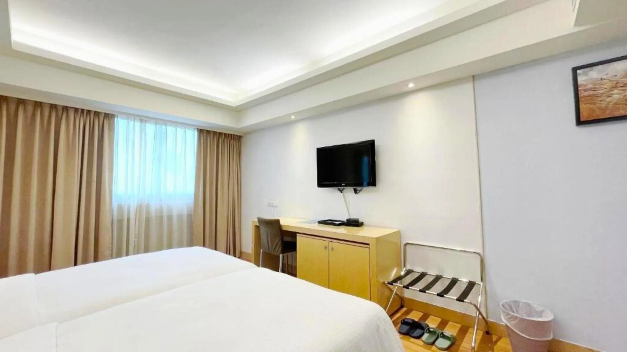 Photo of the whole room, Bed in Delton Hotel