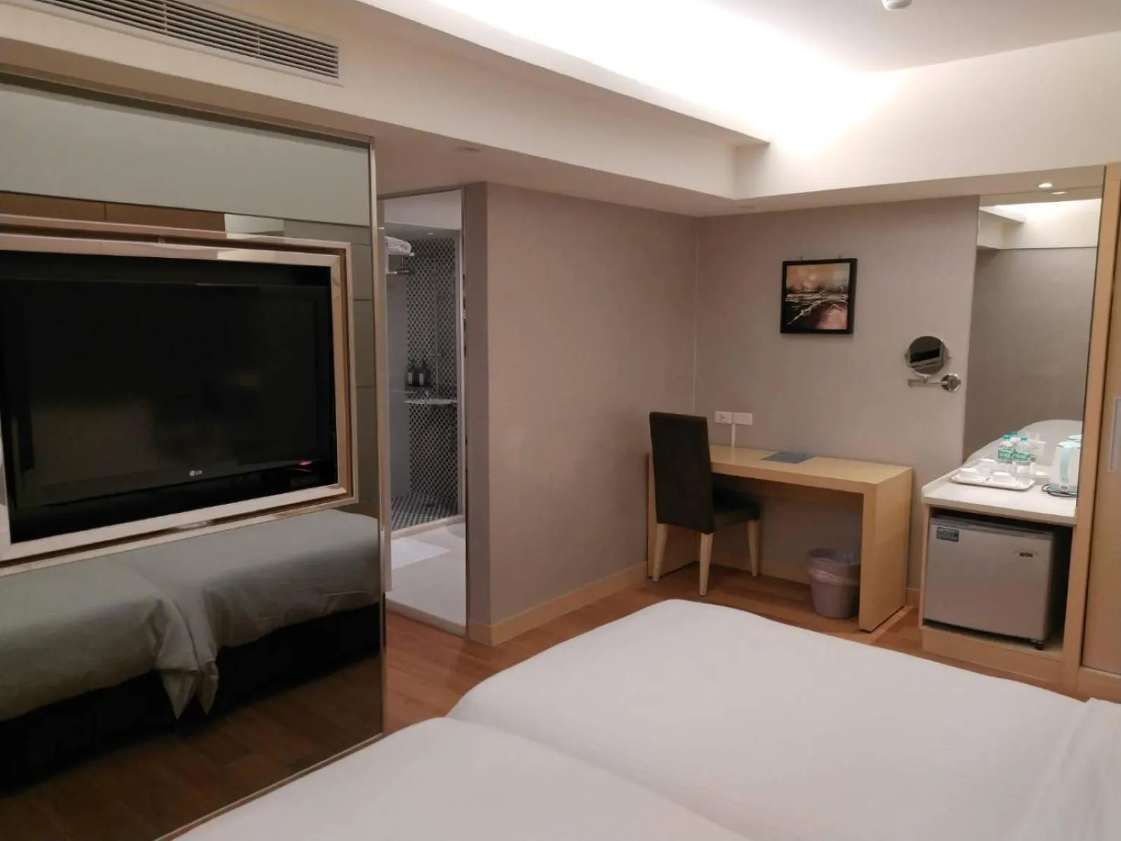 Photo of the whole room, Bed in Delton Hotel