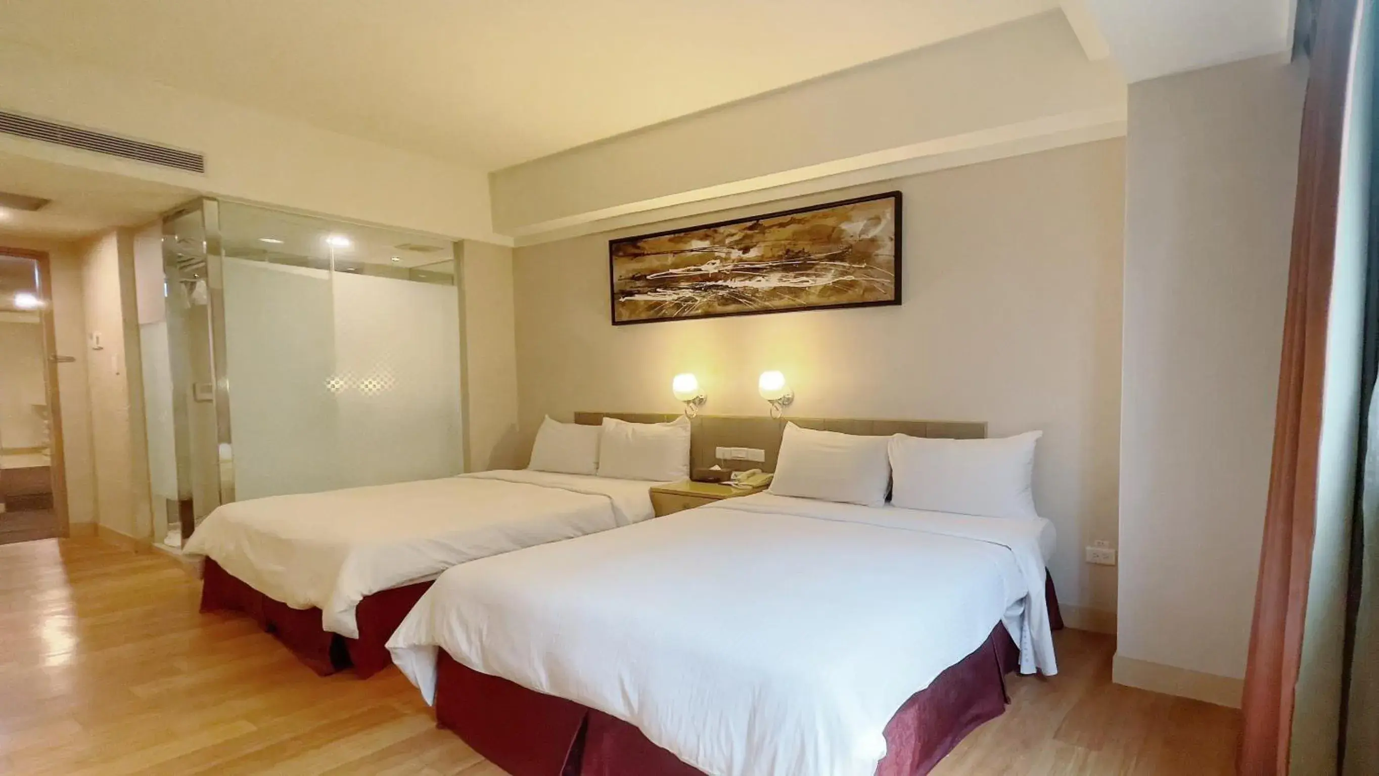 Photo of the whole room, Bed in Delton Hotel Photo of the whole room, Bed in Delton Hotel