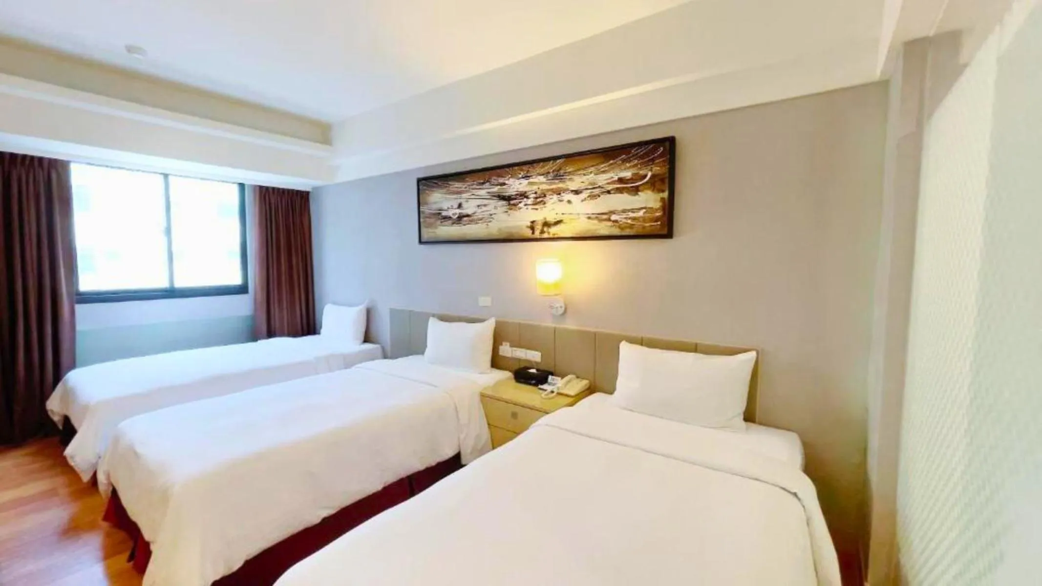 Photo of the whole room, Bed in Delton Hotel