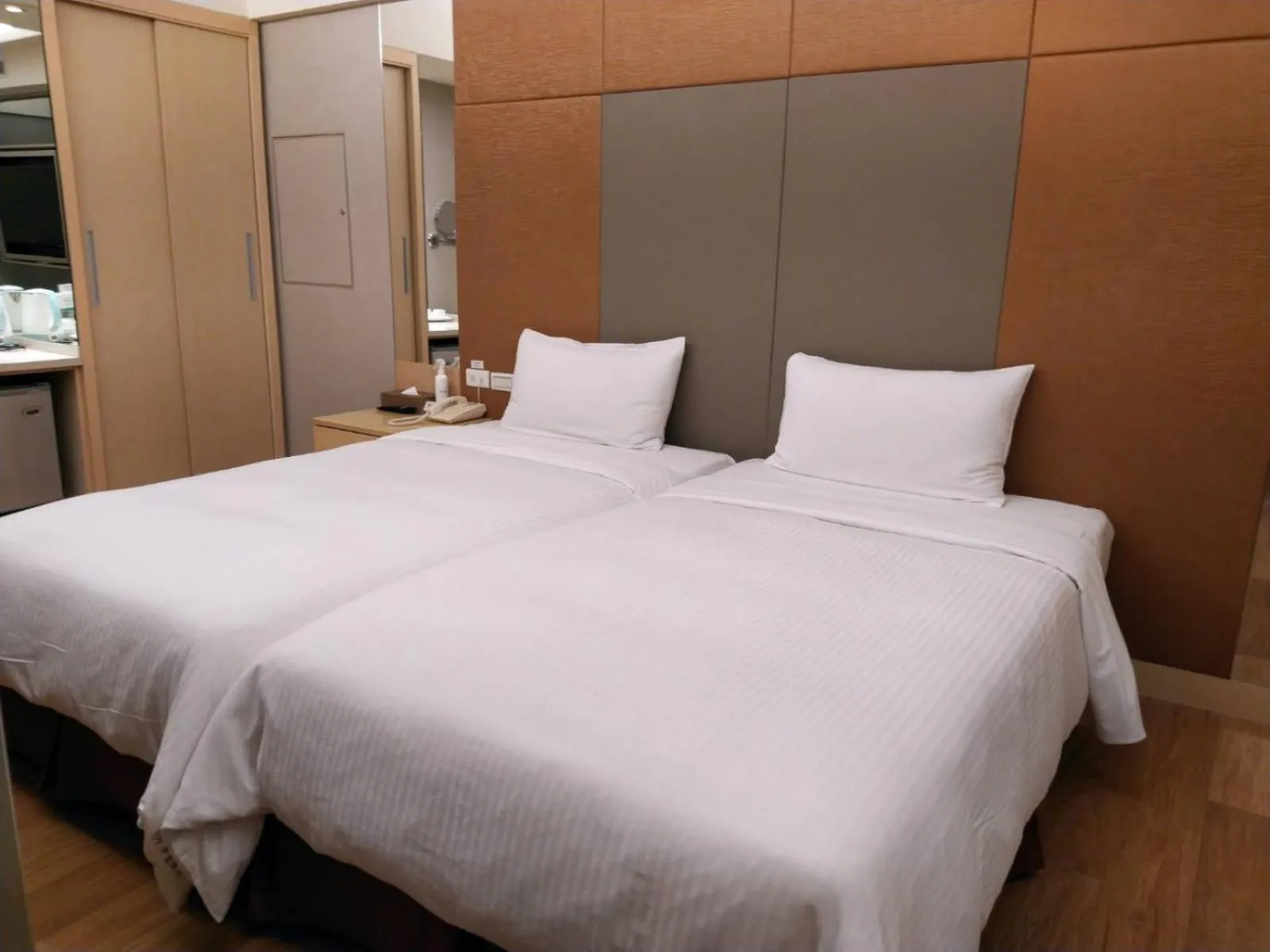 Photo of the whole room, Bed in Delton Hotel