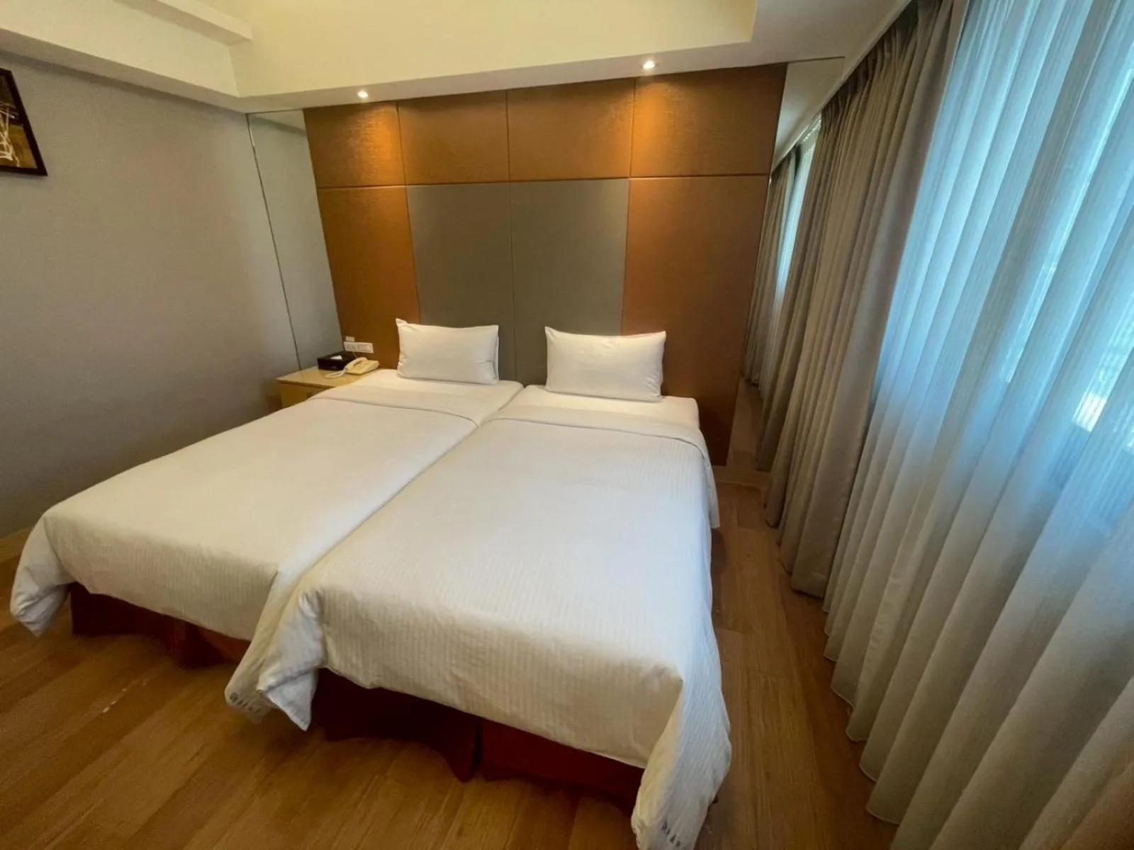 Photo of the whole room, Bed in Delton Hotel