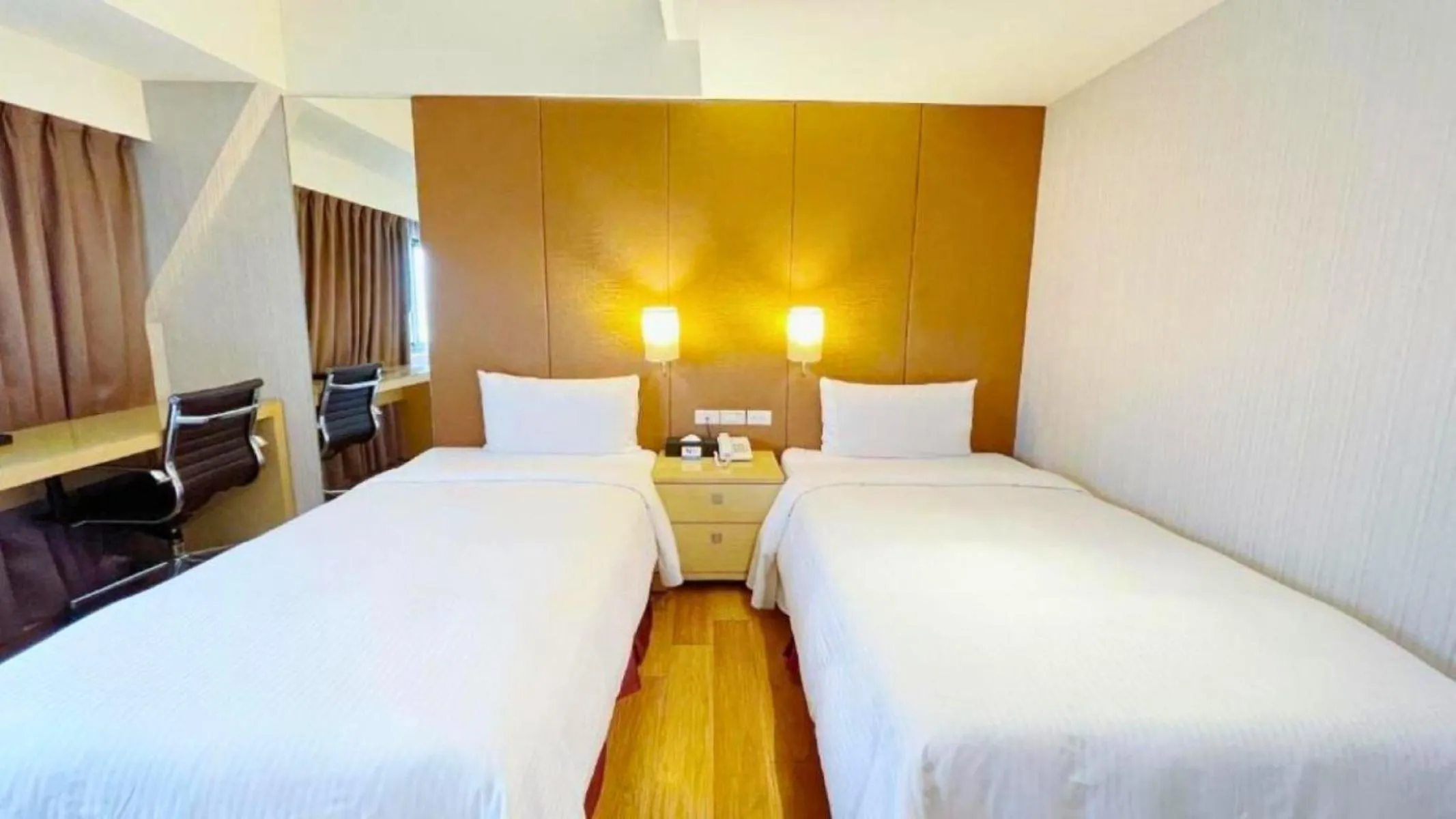 Photo of the whole room, Bed in Delton Hotel