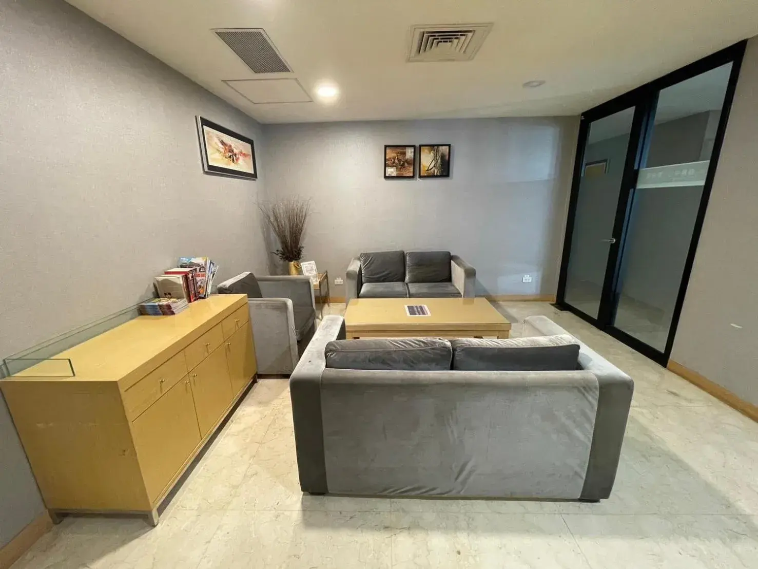 Communal lounge/ TV room, Bed in Delton Hotel Communal lounge/ TV room, Bed in Delton Hotel