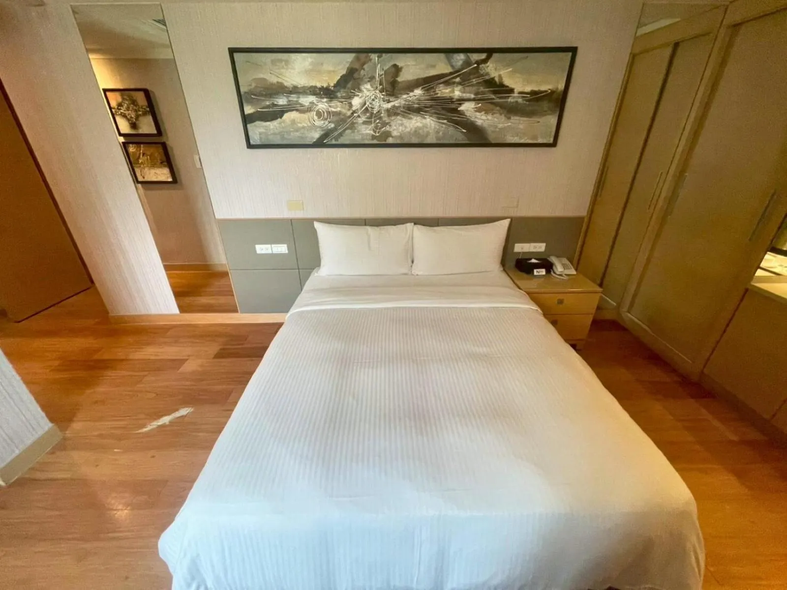 Photo of the whole room, Bed in Delton Hotel