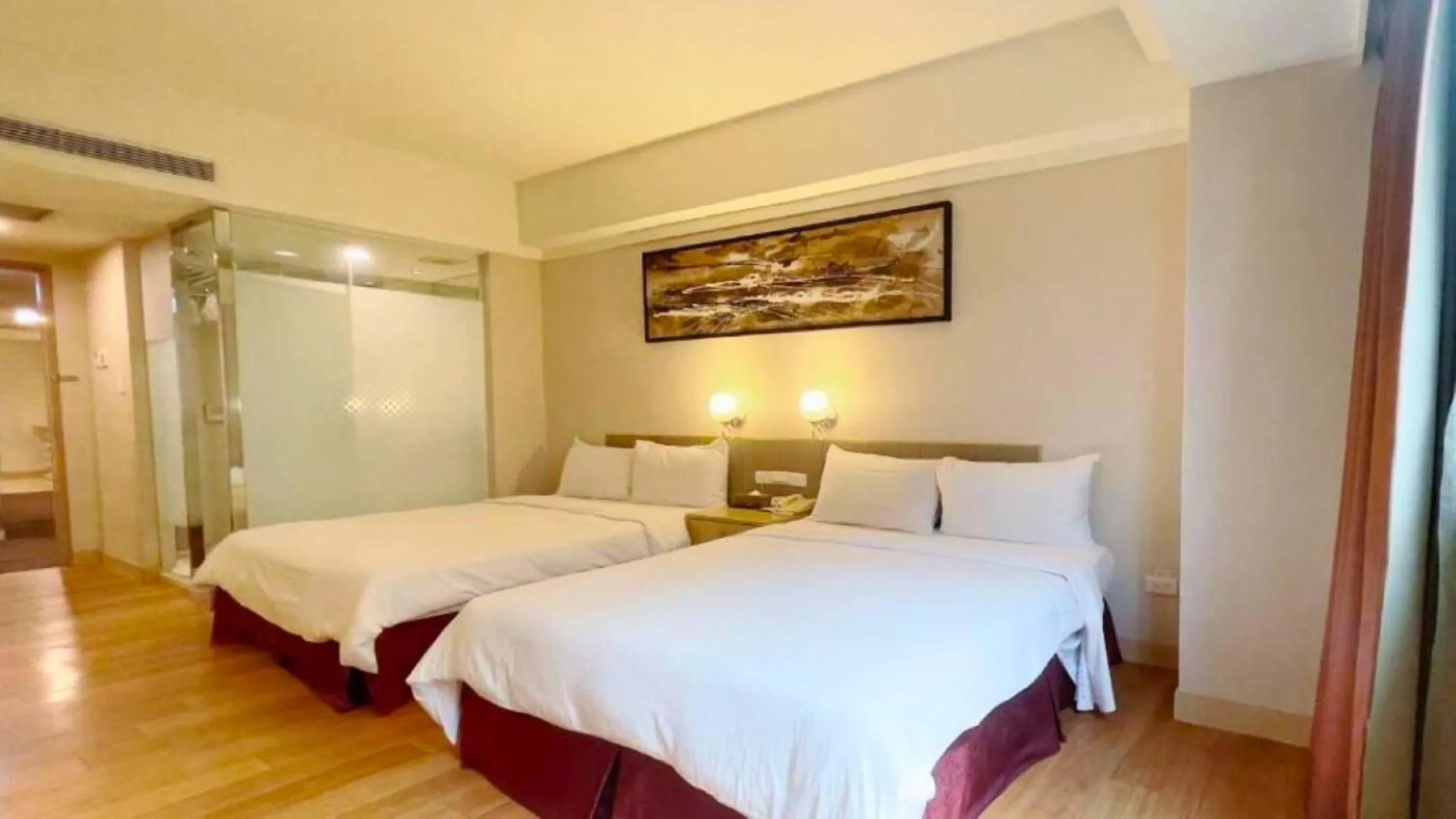 Photo of the whole room, Bed in Delton Hotel