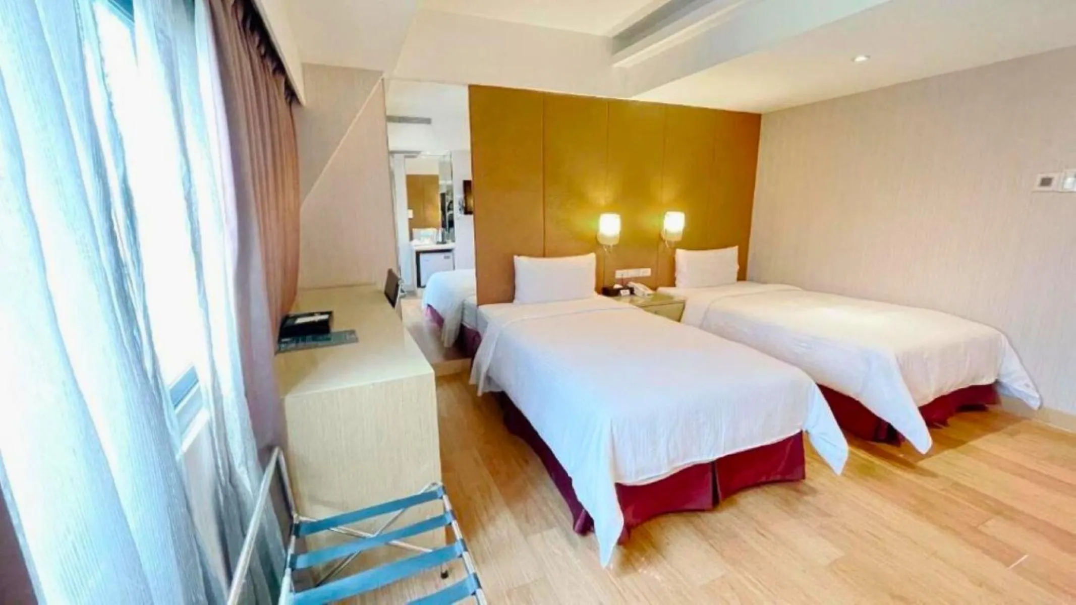 Photo of the whole room, Bed in Delton Hotel