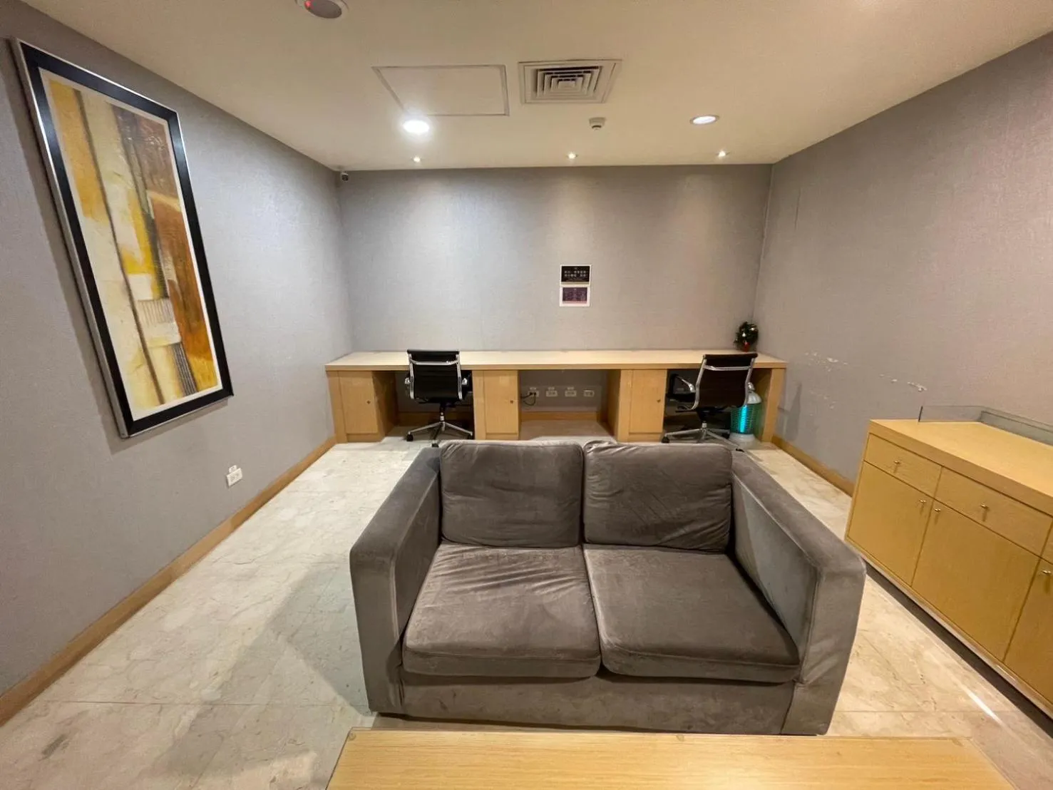 Communal lounge/ TV room in Delton Hotel