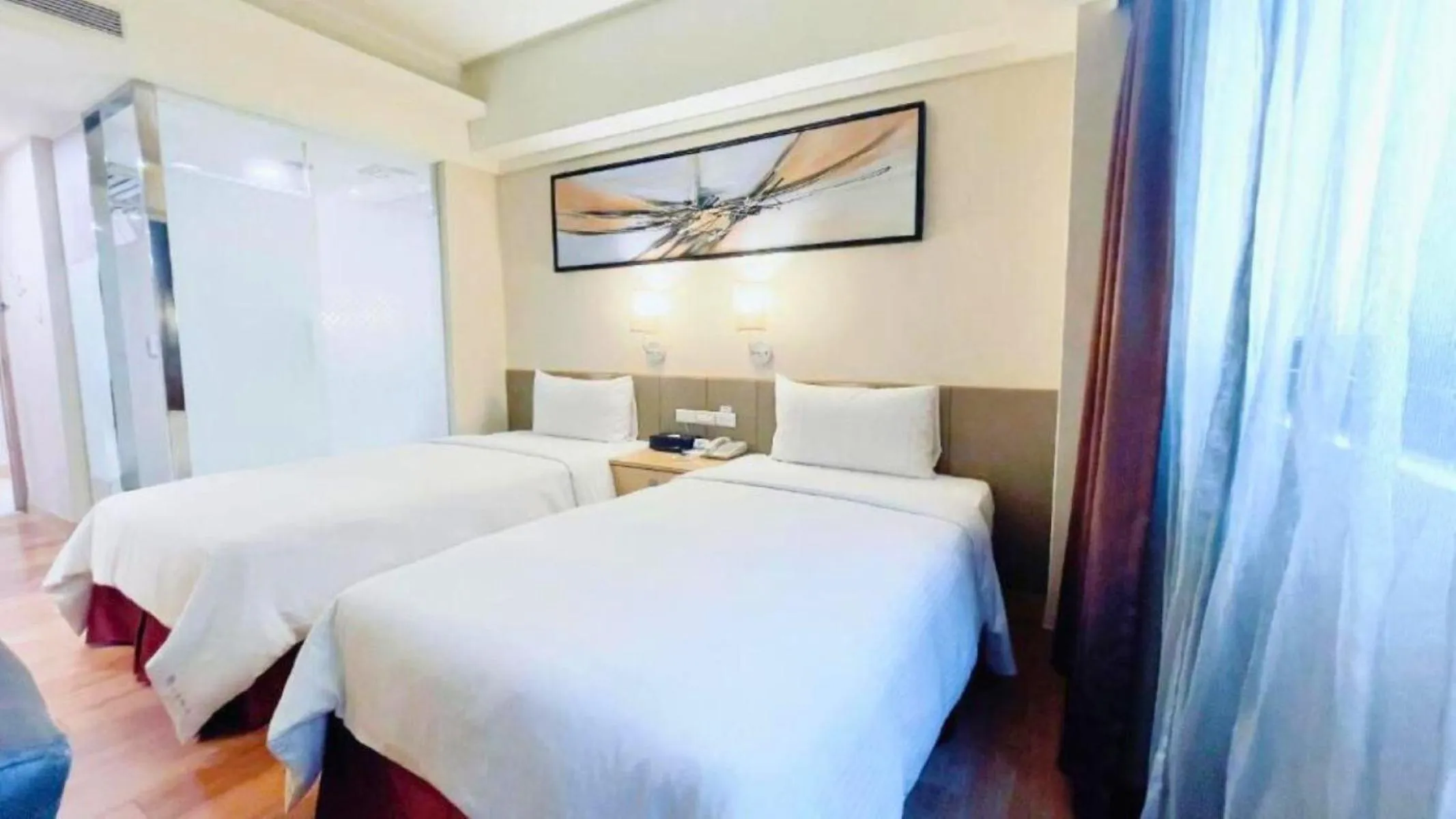 Photo of the whole room, Bed in Delton Hotel