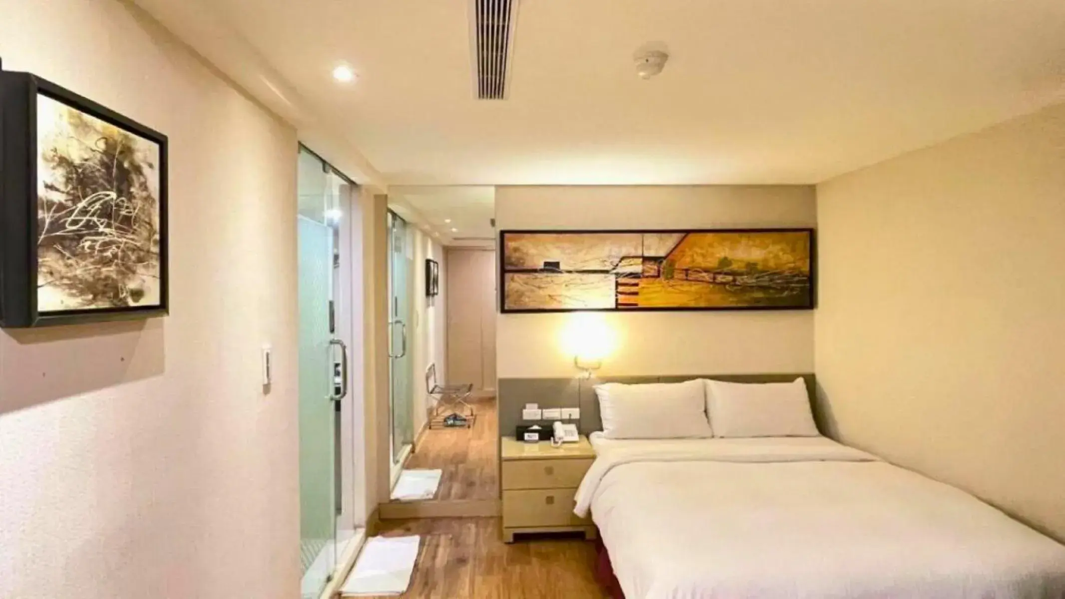 Standard Double Room in Delton Hotel Standard Double Room in Delton Hotel