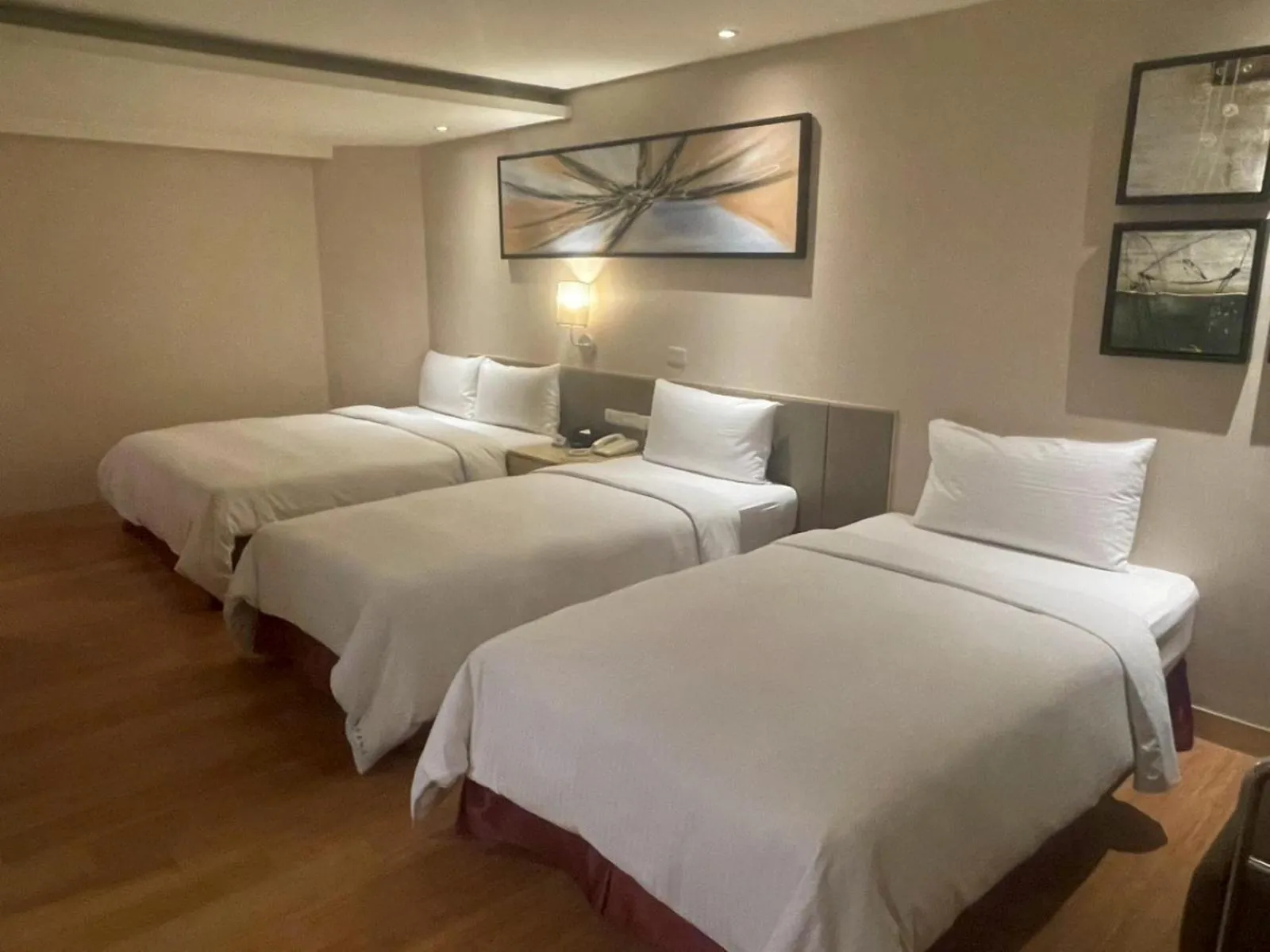 Photo of the whole room, Bed in Delton Hotel