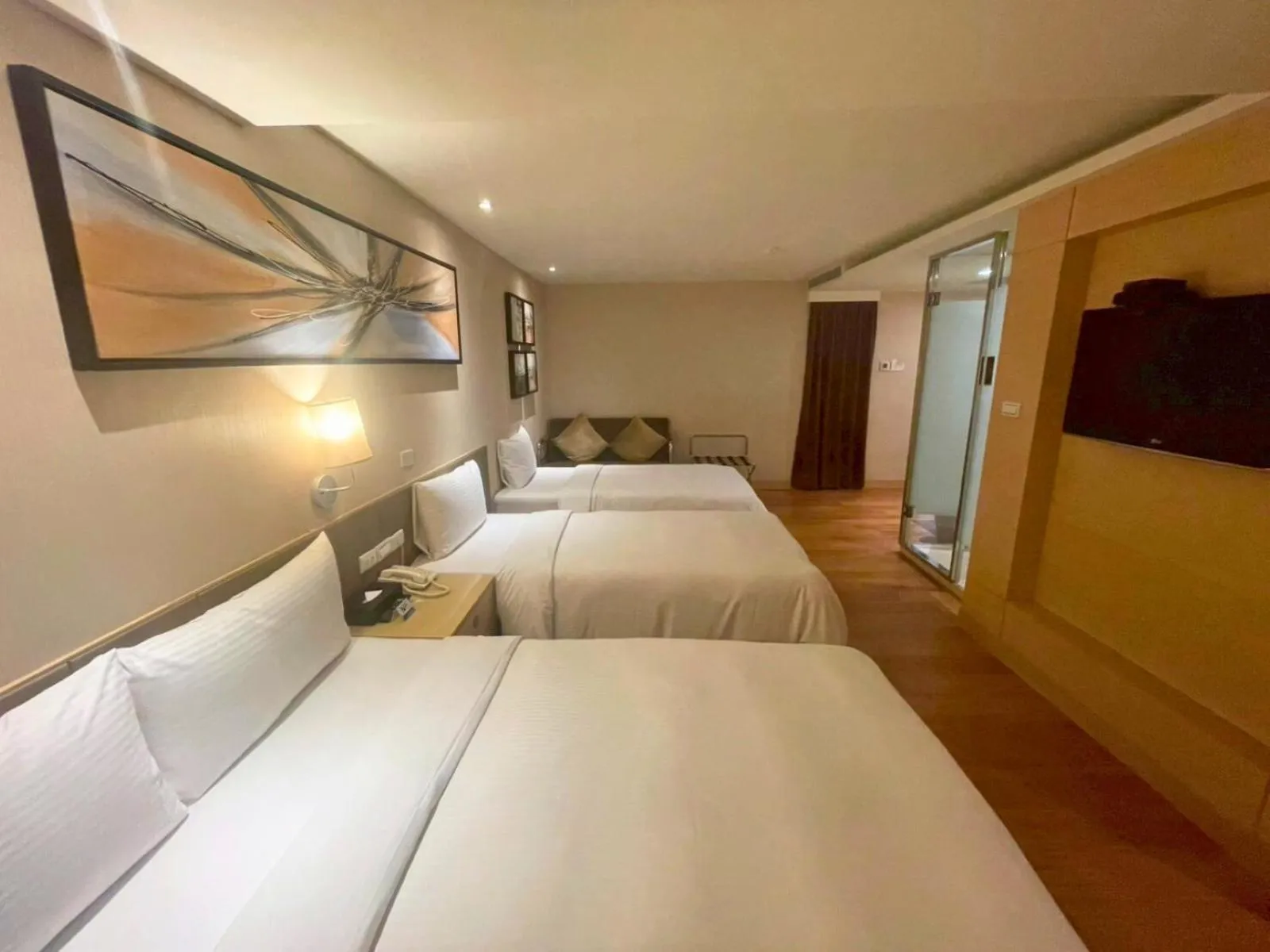 Photo of the whole room, Bed in Delton Hotel