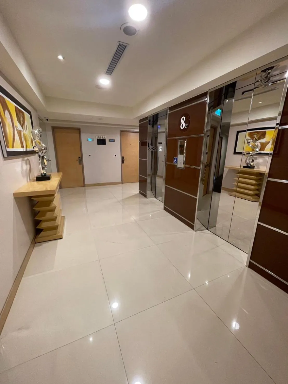 elevator in Delton Hotel