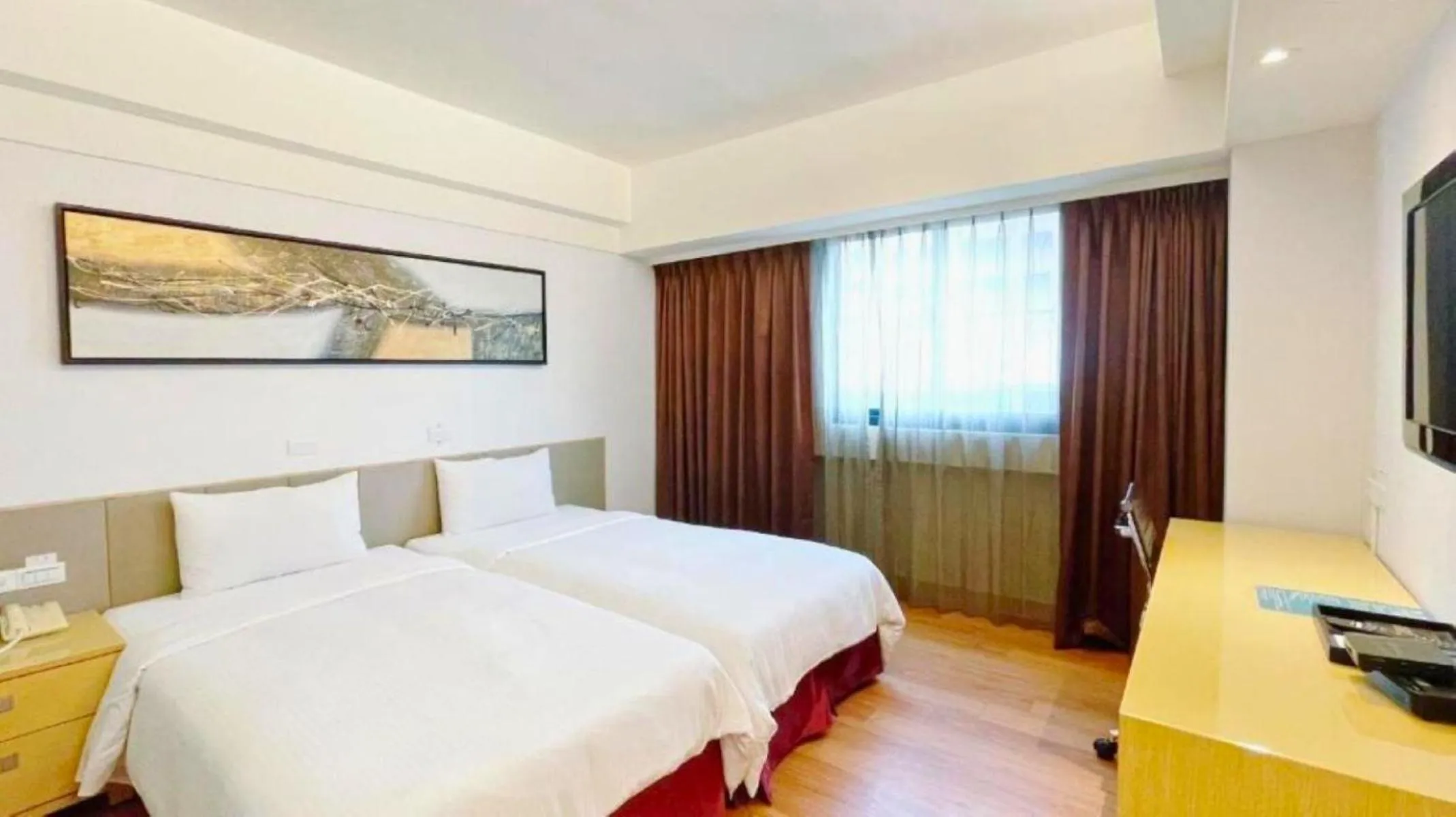 Photo of the whole room, Bed in Delton Hotel