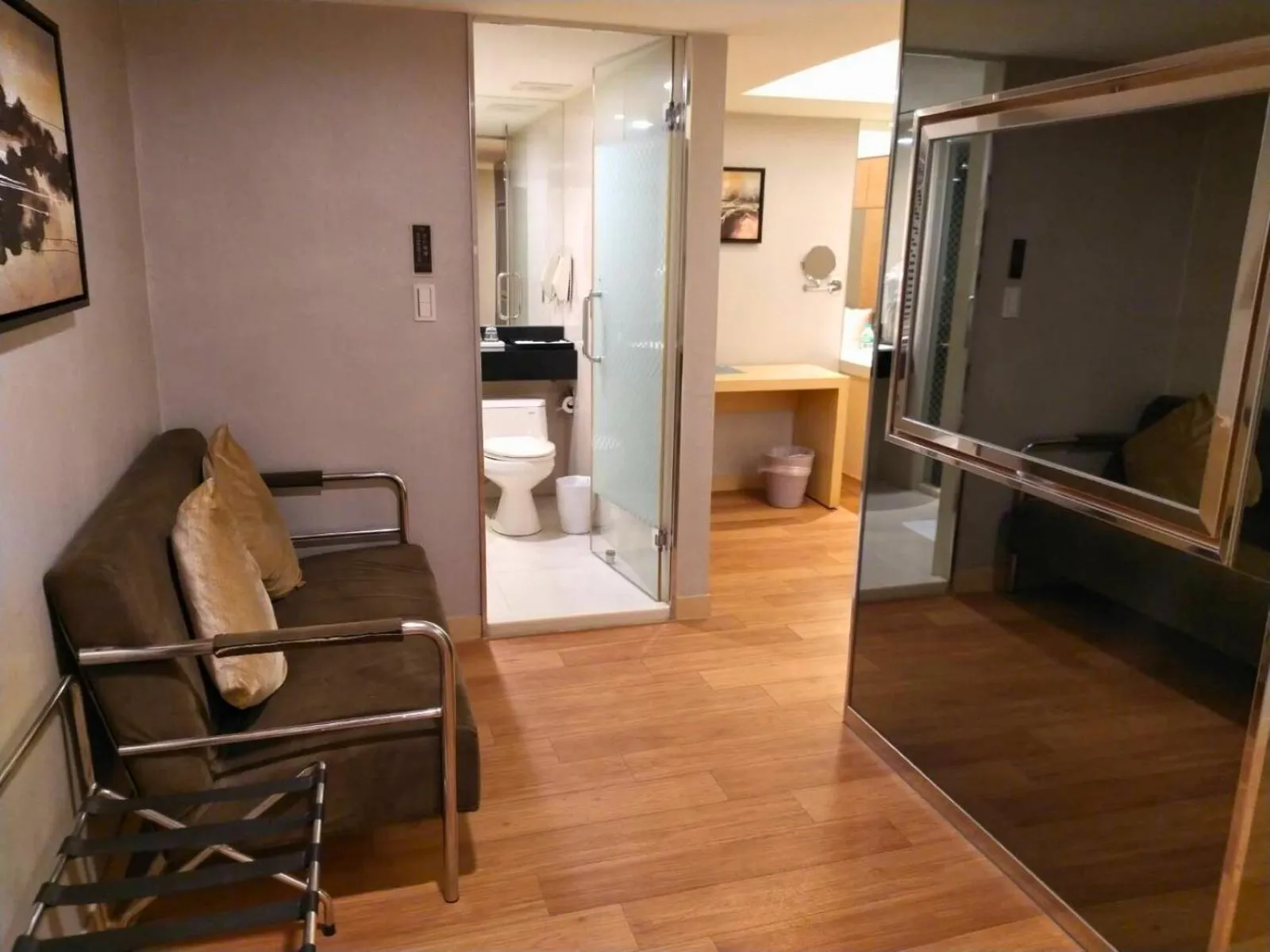 Photo of the whole room in Delton Hotel