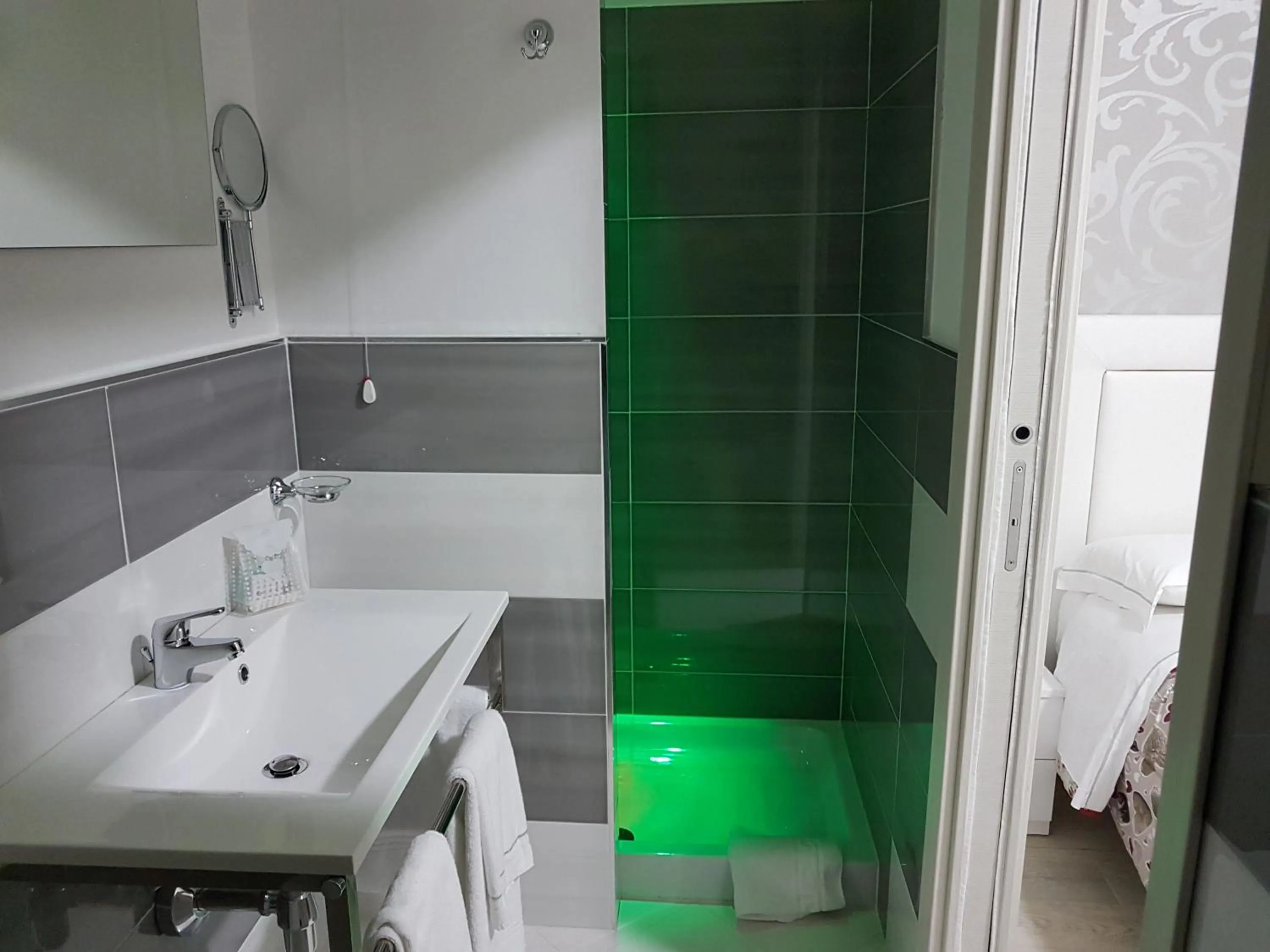 Shower in Napoli Relais