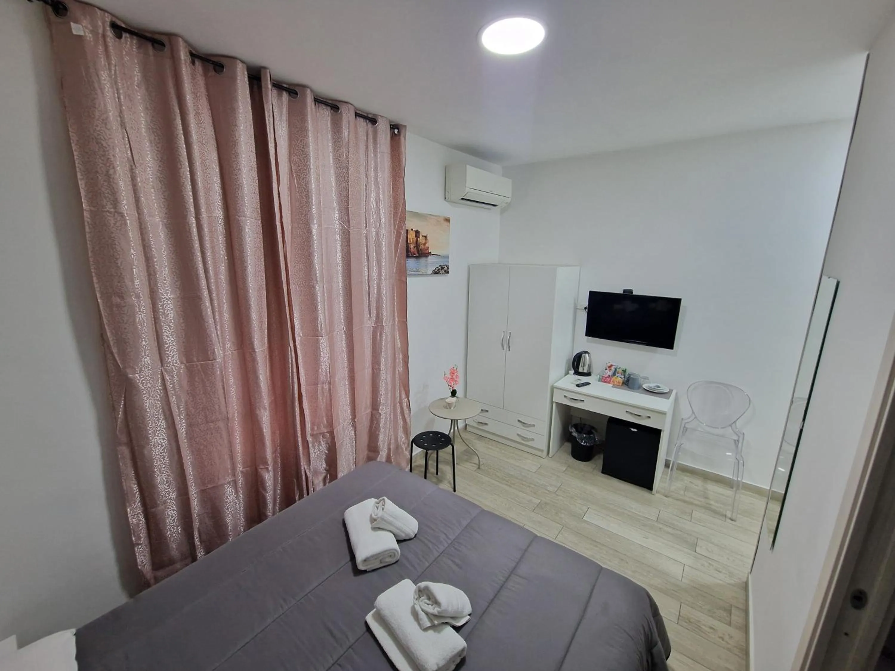 View (from property/room), Bed in Napoli Relais