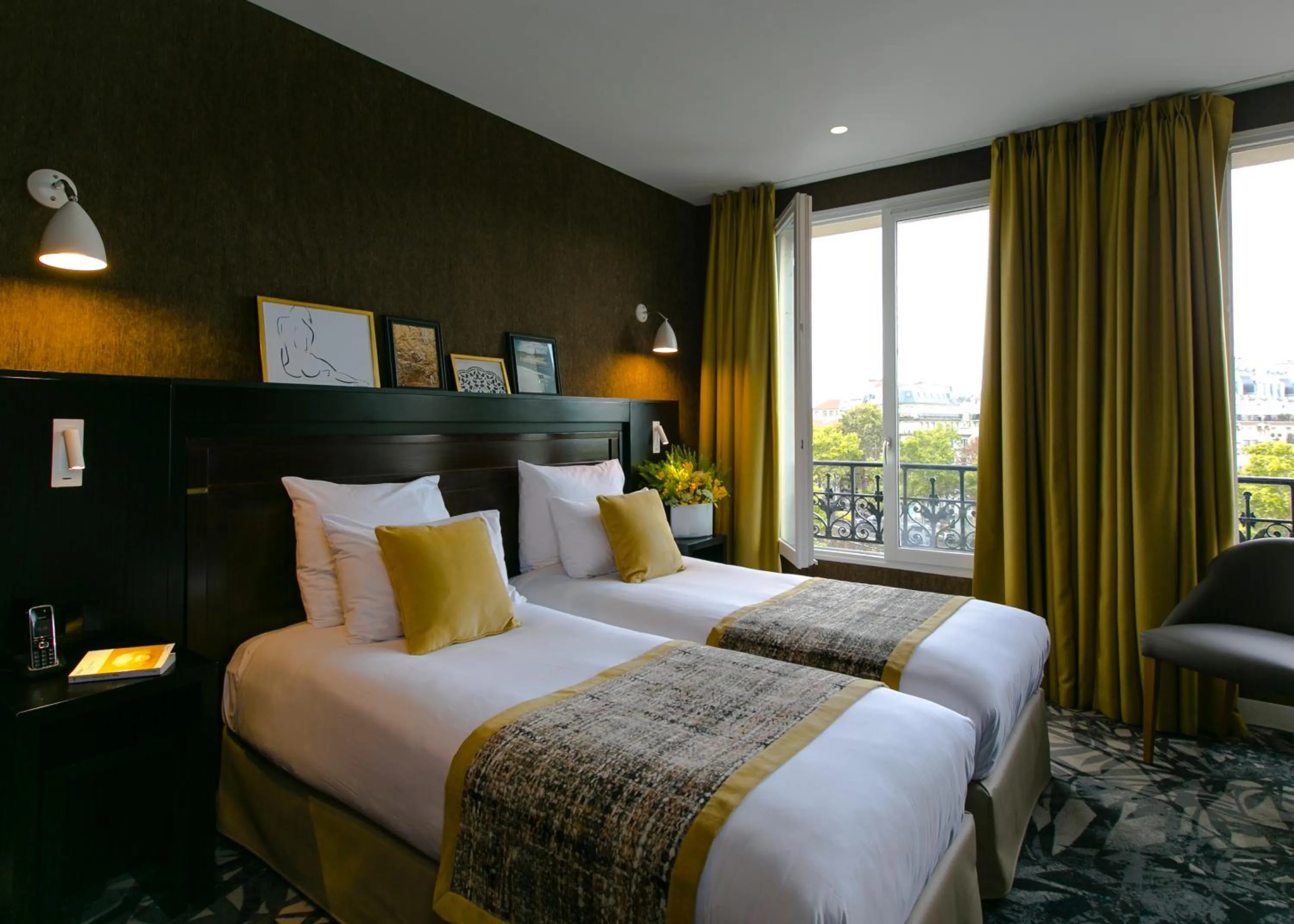 City view, Bed in Hotel de Neuville Arc de Triomphe