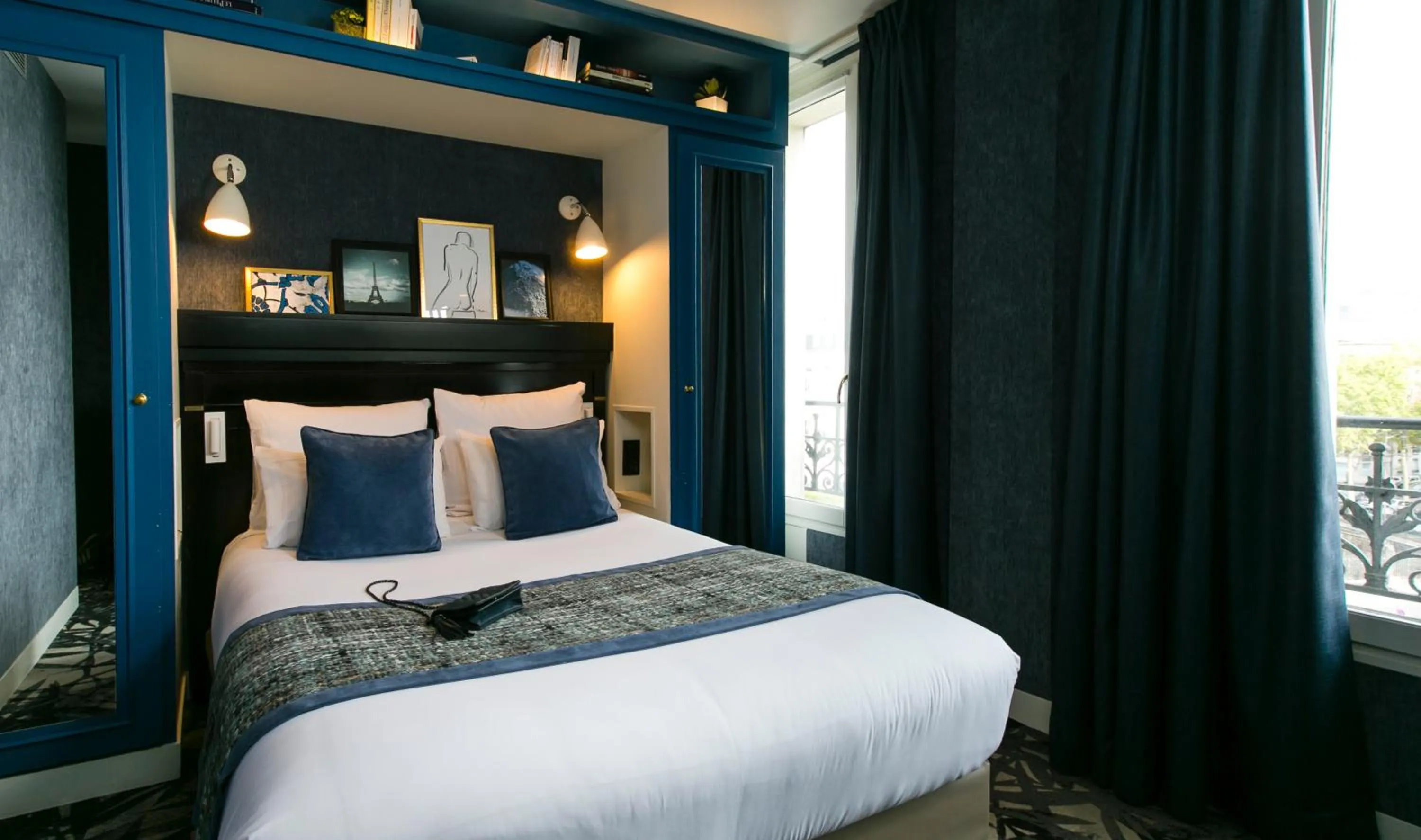 Bedroom, Bed in Hotel de Neuville Arc de Triomphe