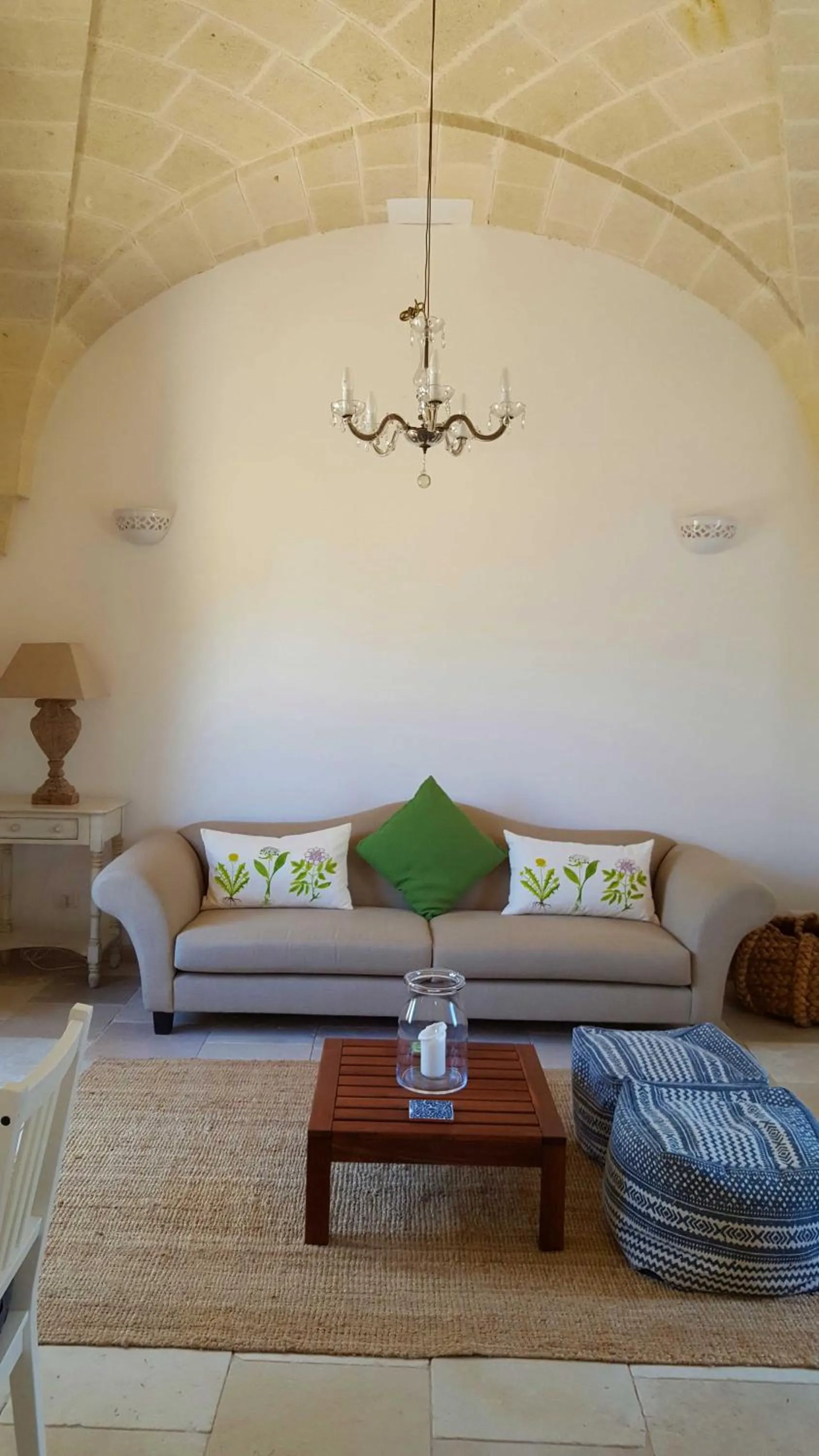 Photo of the whole room in The Proud Garden