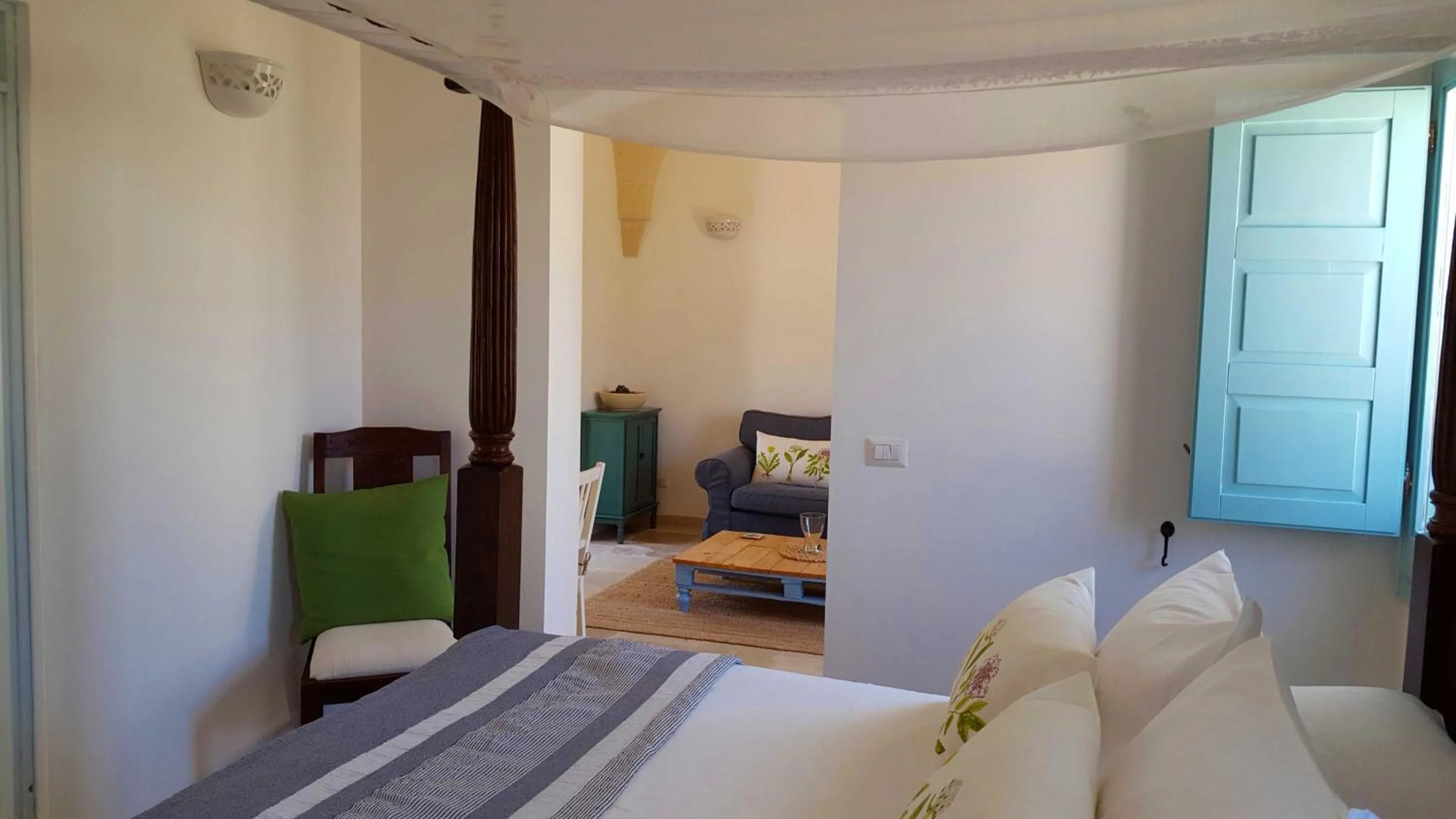 Photo of the whole room in The Proud Garden