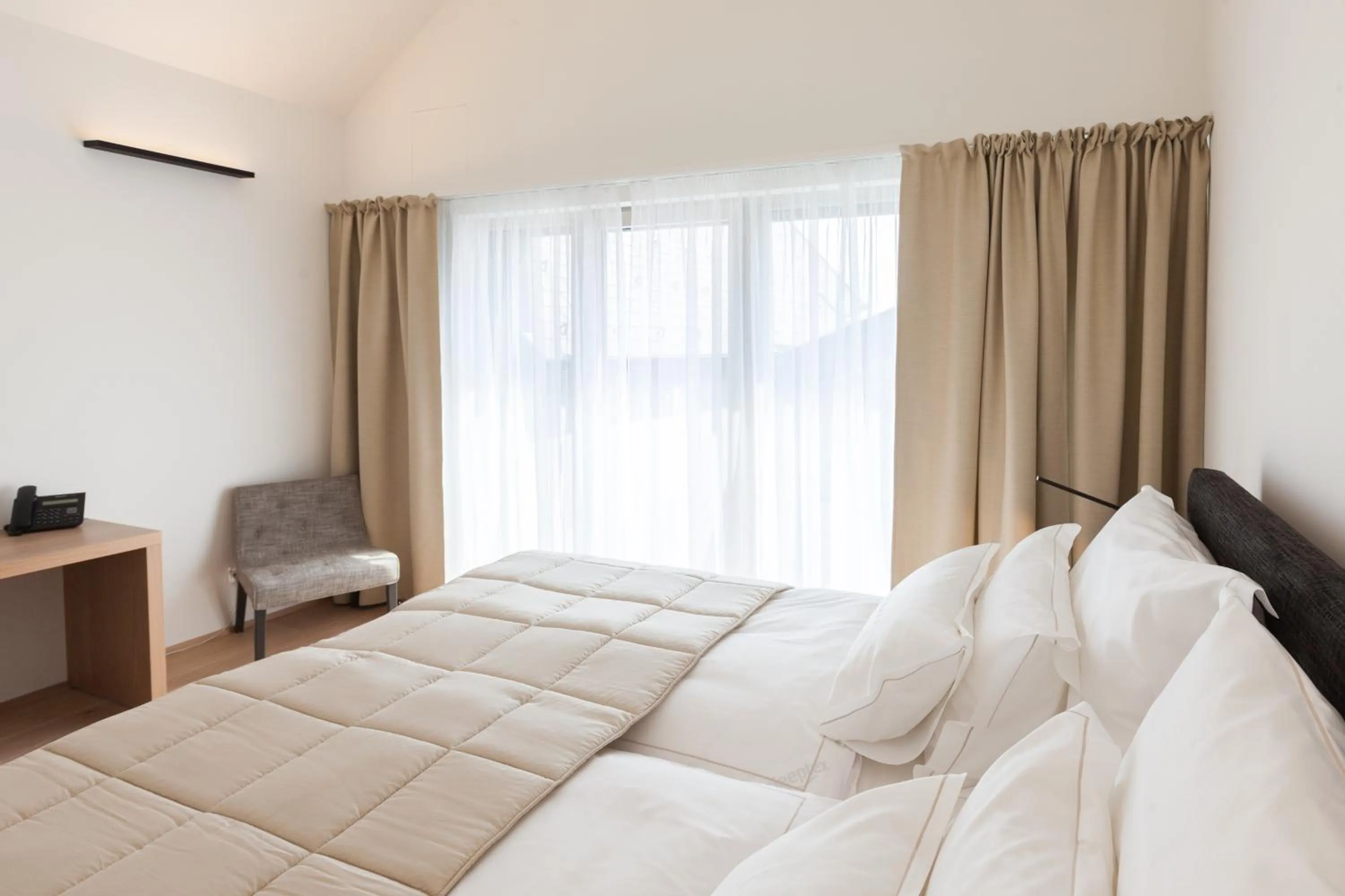 Photo of the whole room, Bed in MÖRWALD Relais & Châteaux Hotel am Wagram