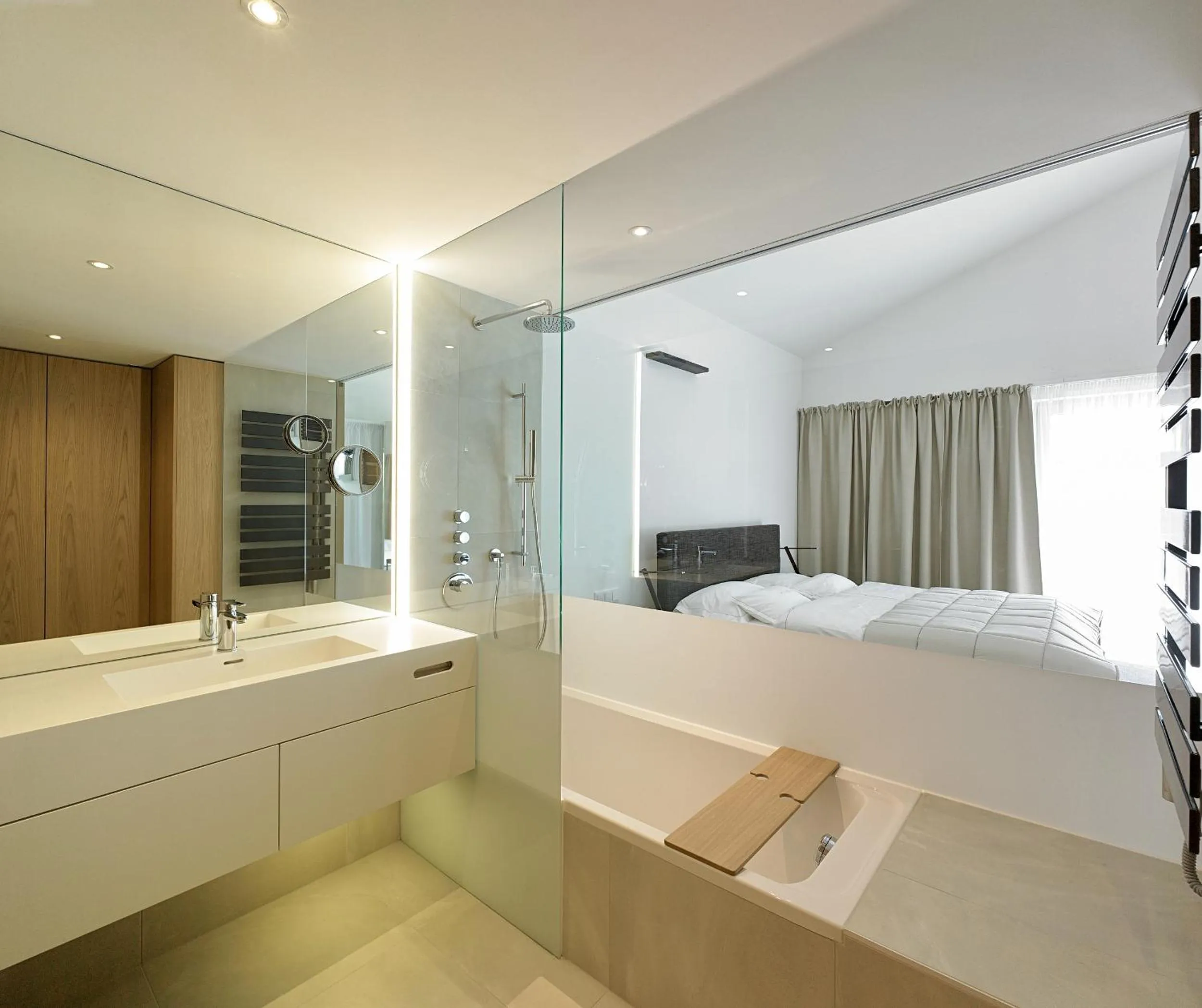 Bathroom, Bed in MÖRWALD Relais & Châteaux Hotel am Wagram