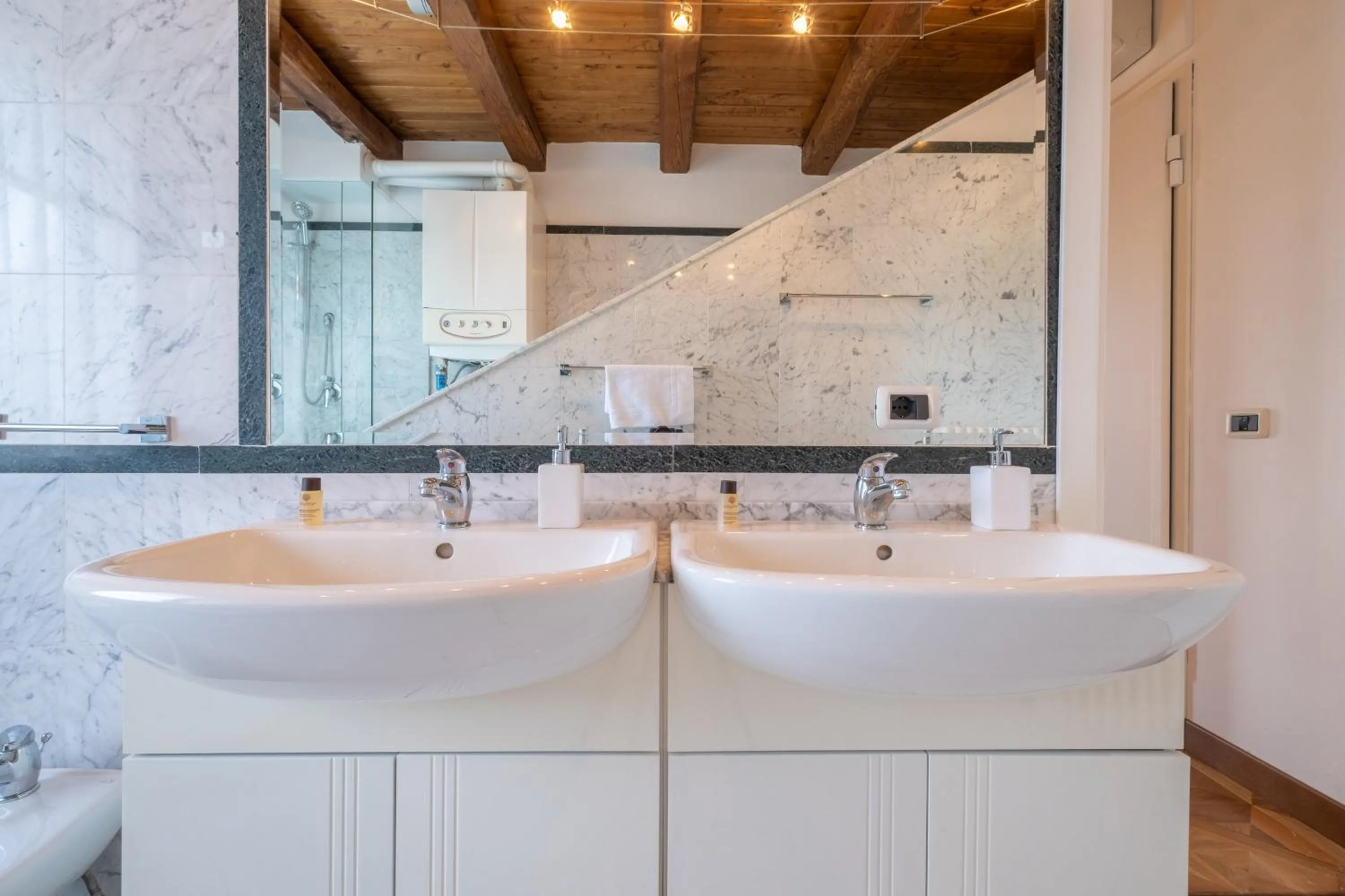 Bathroom in BolognaRoomscom - La Quercia