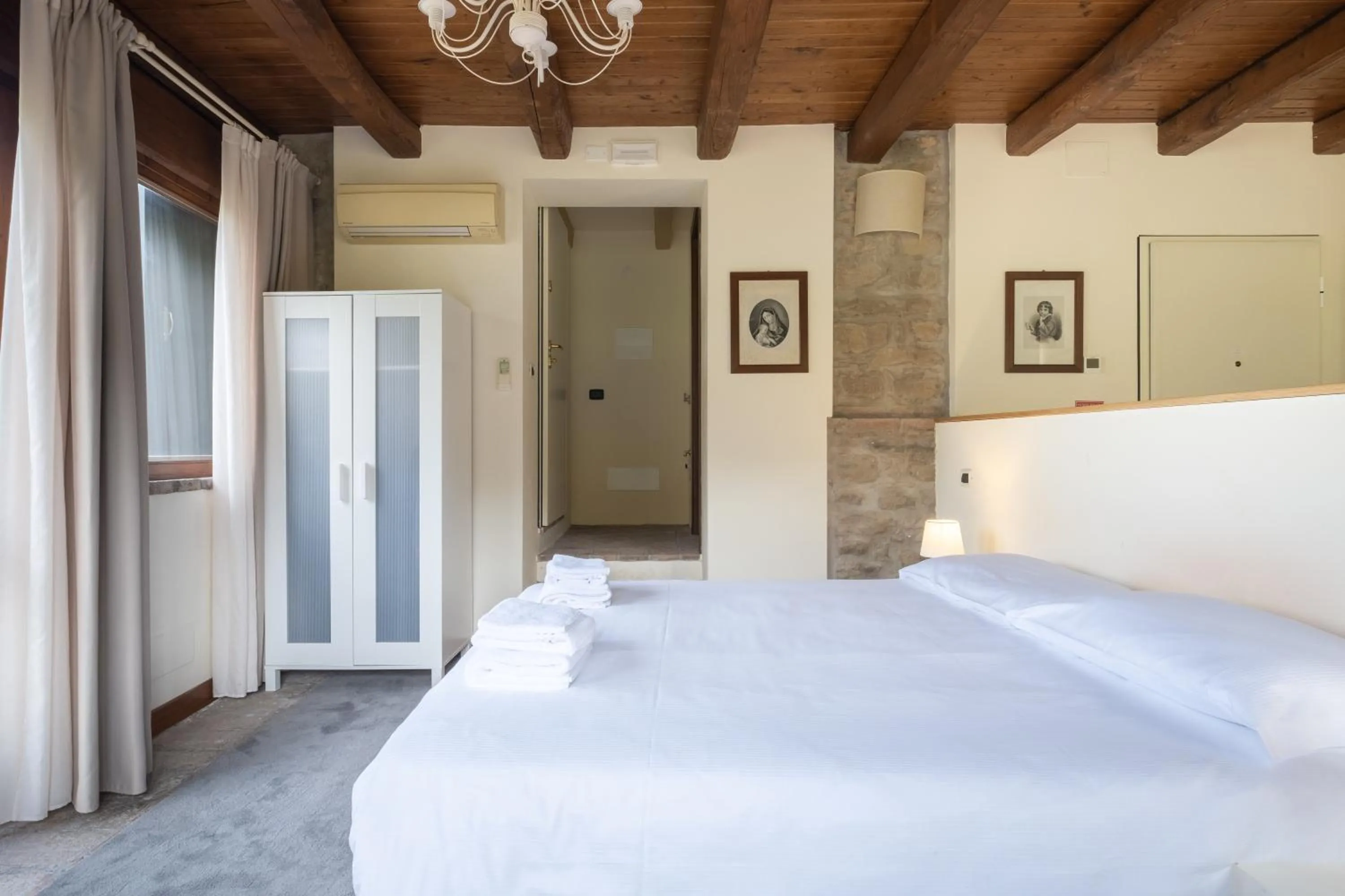 Bedroom, Bed in BolognaRoomscom - La Quercia