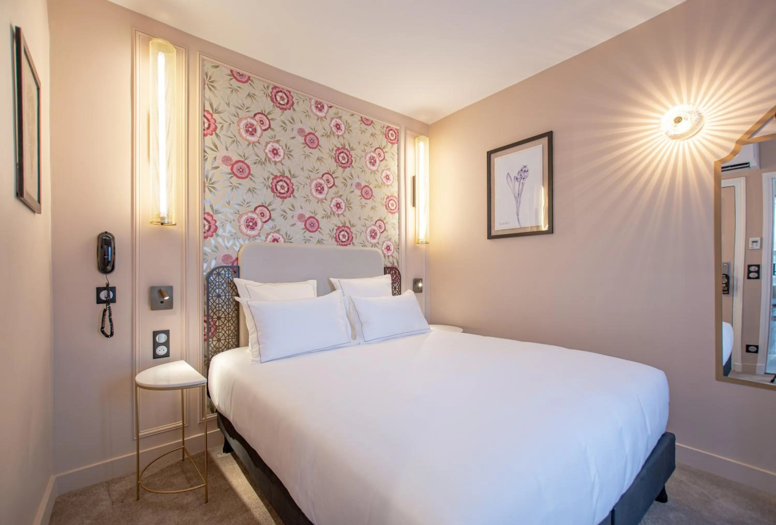 Bed in ELSA, Hôtel Paris